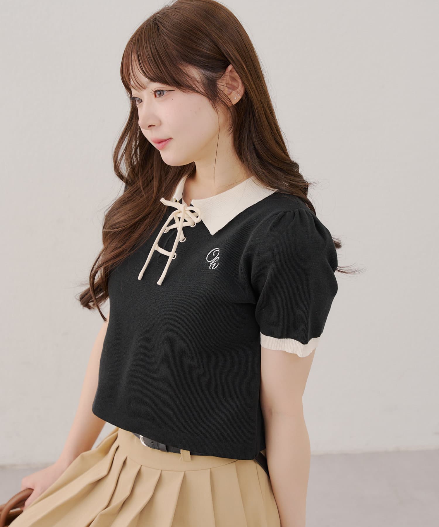 【2025SS ANOTHER BRANCH OLIVE des OLIVE】■ デザイン・レースアップデザインが可愛い半袖ニット・胸元の刺繍がポイントになった一枚です・ショート丈で自然とスタイルアッ