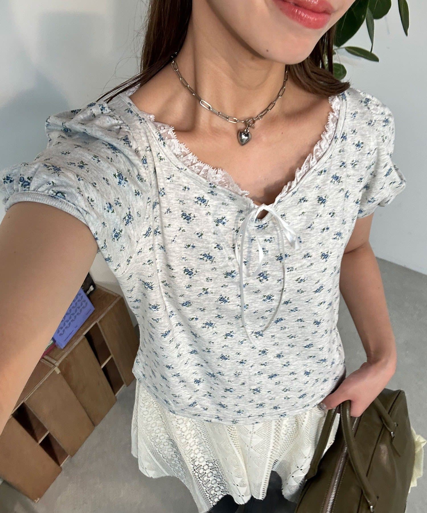 着るたび気分が上がる小花柄ブラウス▼ポイント小花柄をプリントした、甘さとラフさのバランスが絶妙なブラウス。コンパクトめなシルエットと柔らかな肌ざわりで、リラックスした着心地が叶います。フロントのリボン