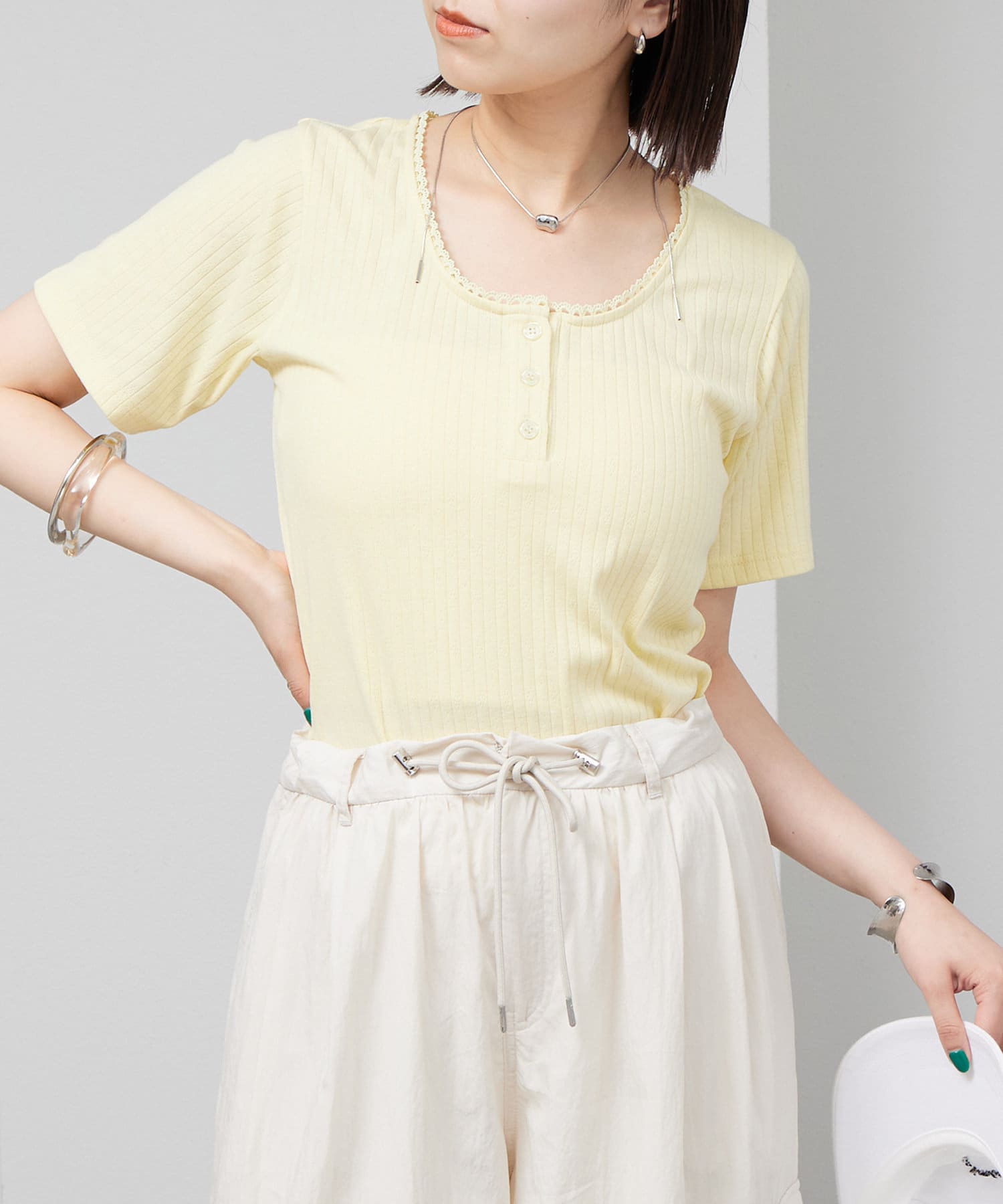 上品なレース使いが魅力的なヘンリー半袖Tシャツが登場！●デザイン・繊細なレースを襟元にあしらい、フェミニンな印象に仕上げたヘンリーTシャツ。フロントのボタンもオシャレポイント◎・ボディラインに優しくフ