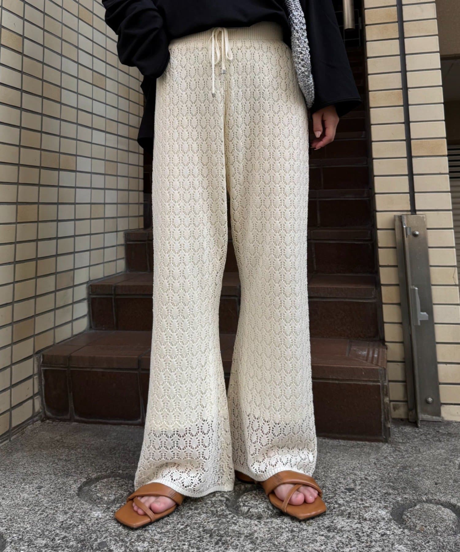 レース×美シルエット×着心地◎レース編みリラックスパンツ【セットアップ対応】■デザイン春夏シーズンにぴったりの、涼しげなレース編みデザイン。リラックスした着心地なのにラフ過ぎないこなれた雰囲気を演出し