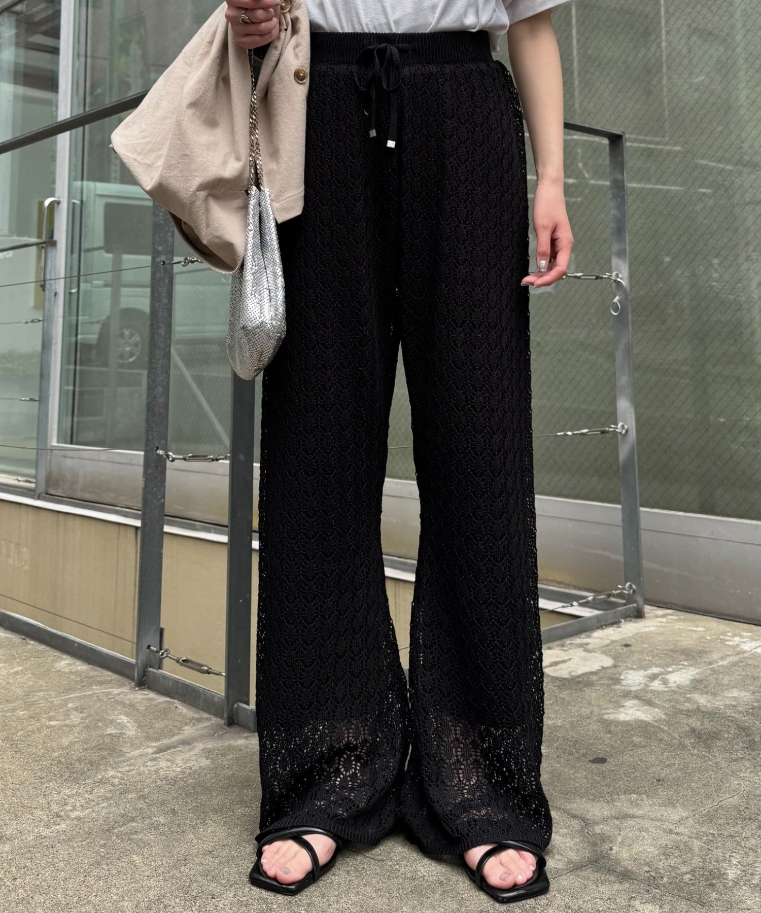 レース×美シルエット×着心地◎レース編みリラックスパンツ【セットアップ対応】■デザイン春夏シーズンにぴったりの、涼しげなレース編みデザイン。リラックスした着心地なのにラフ過ぎないこなれた雰囲気を演出し