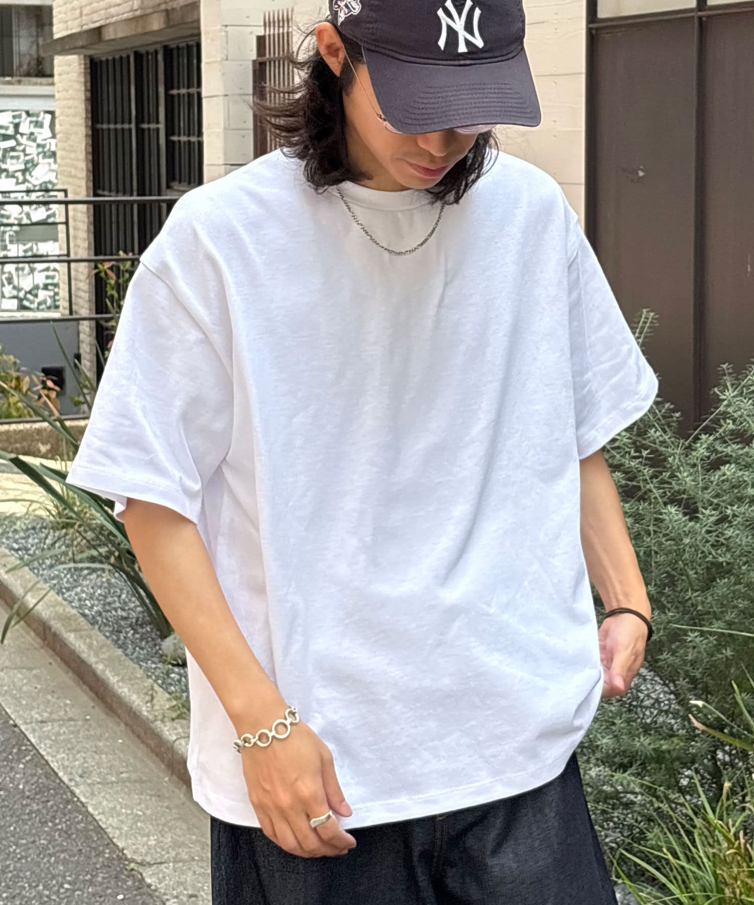 素材で差がつく王道Tシャツ▼ポイントしっかりとした厚みが魅力のヘビーウェイトTシャツ。シンプルな無地デザインながら、程よくゆるいシルエットと素材感で存在感のある一枚に仕上がっています。カラーはホワイト