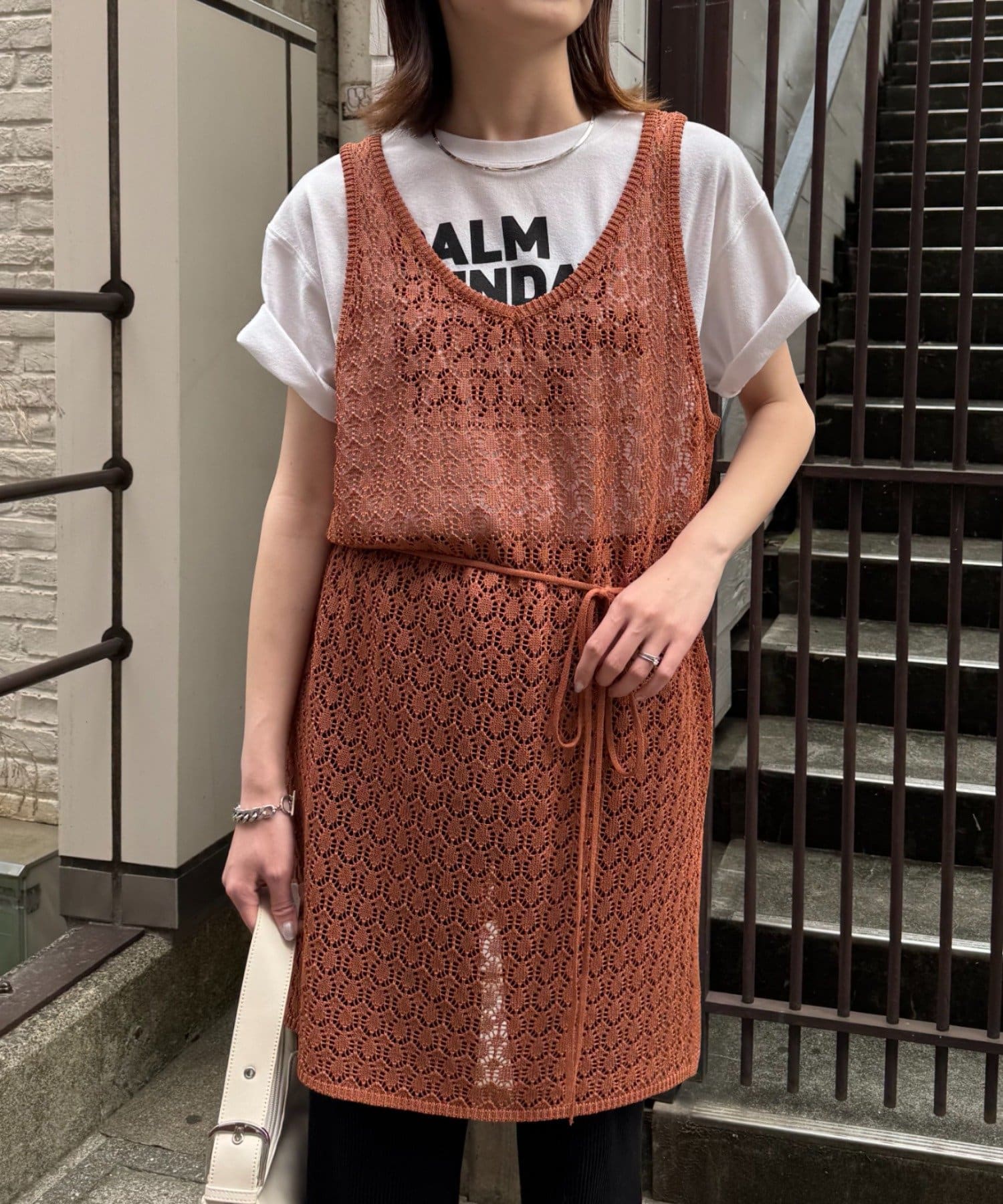 透け感で自然なレイヤードスタイルに♪レースチュニック【セットアップ対応】■デザイン春夏シーズンにぴったりの、涼しげな透かし編みデザイン。いつものタンクトップやTシャツに重ねるだけで、レイヤードスタイル