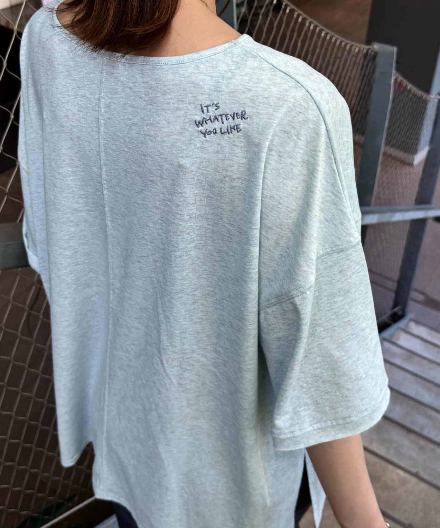 ＼大人気トップスから半袖バージョンが登場！／さりげない刺繍が大人かわいい♡汗ばむ季節も快適なBIGシアーTEE■デザイン後ろの肩部分に施されたロゴ刺繍が魅力のトップス。ドロップショルダー＆ゆとりのある