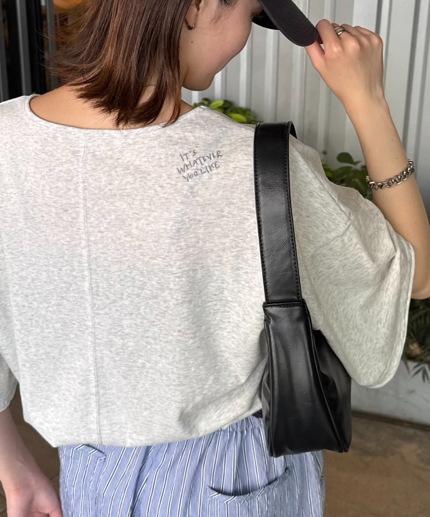 ＼大人気トップスから半袖バージョンが登場！／さりげない刺繍が大人かわいい♡汗ばむ季節も快適なBIGシアーTEE■デザイン後ろの肩部分に施されたロゴ刺繍が魅力のトップス。ドロップショルダー＆ゆとりのある