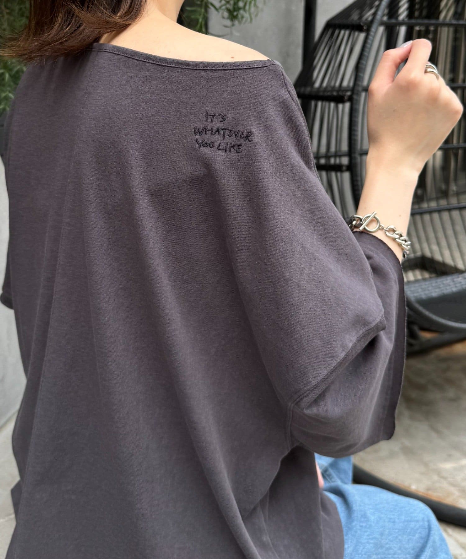 ＼大人気トップスから半袖バージョンが登場！／さりげない刺繍が大人かわいい♡汗ばむ季節も快適なBIGシアーTEE■デザイン後ろの肩部分に施されたロゴ刺繍が魅力のトップス。ドロップショルダー＆ゆとりのある