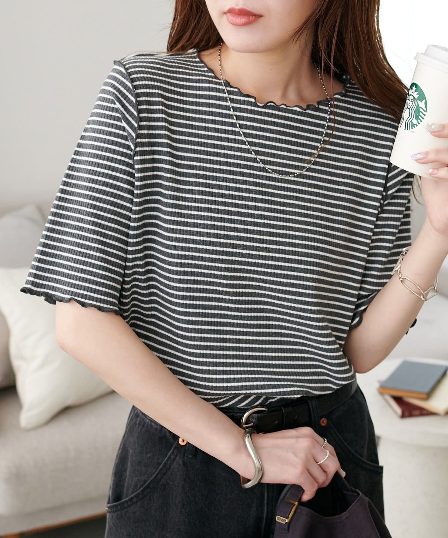 メローデザインが女性らしさを引き立てる5分袖トップス●デザイン衿ぐりや袖口、裾にメロー加工が施され、ナチュラルな甘さと抜け感をプラス。5分袖の絶妙な丈感が、気になる二の腕を自然にカバーします。さらに、