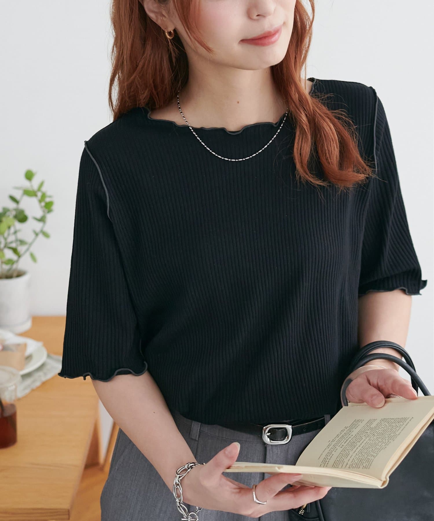 メローデザインが女性らしさを引き立てる5分袖トップス●デザイン衿ぐりや袖口、裾にメロー加工が施され、ナチュラルな甘さと抜け感をプラス。5分袖の絶妙な丈感が、気になる二の腕を自然にカバーします。さらに、