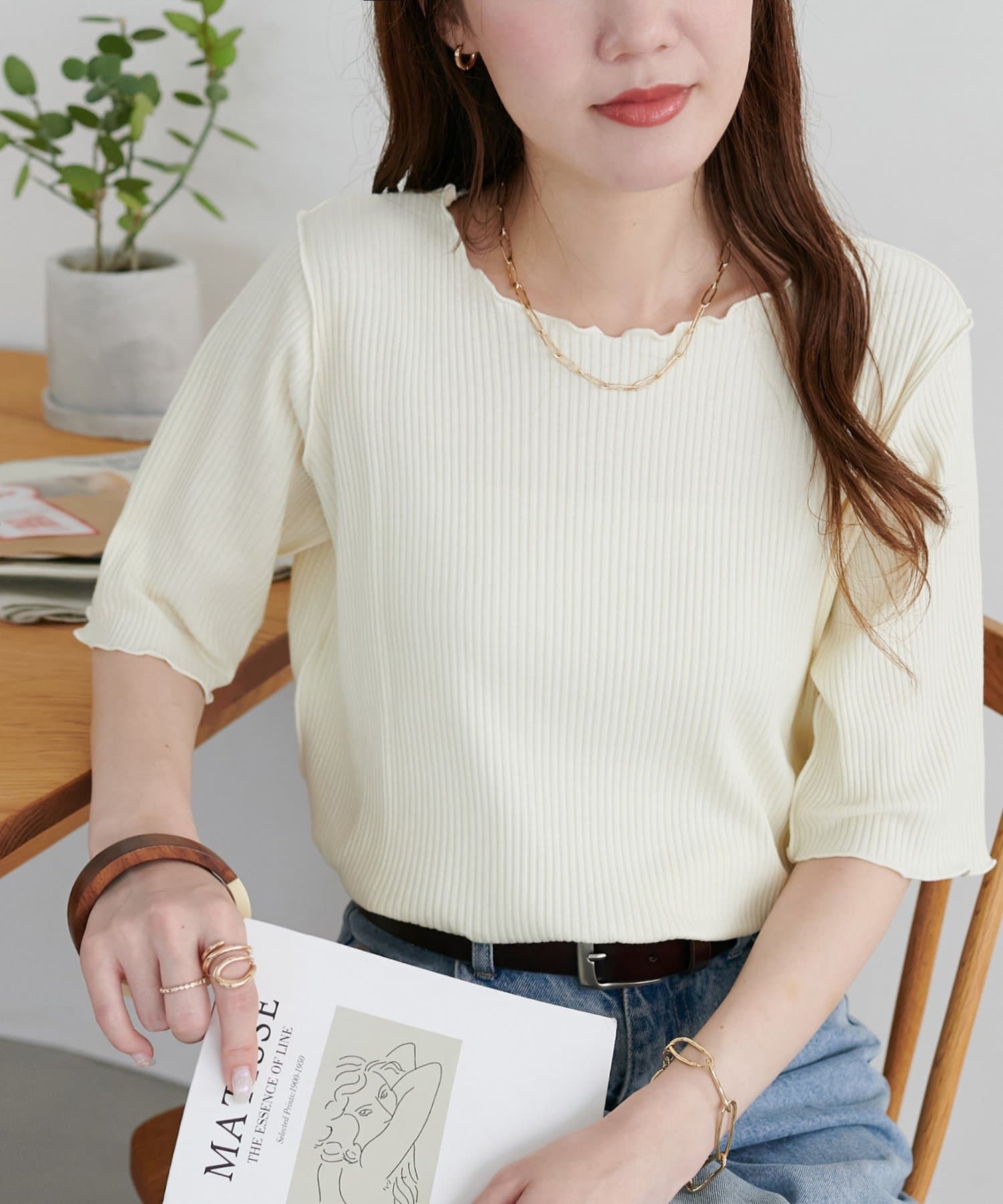 メローデザインが女性らしさを引き立てる5分袖トップス●デザイン衿ぐりや袖口、裾にメロー加工が施され、ナチュラルな甘さと抜け感をプラス。5分袖の絶妙な丈感が、気になる二の腕を自然にカバーします。さらに、