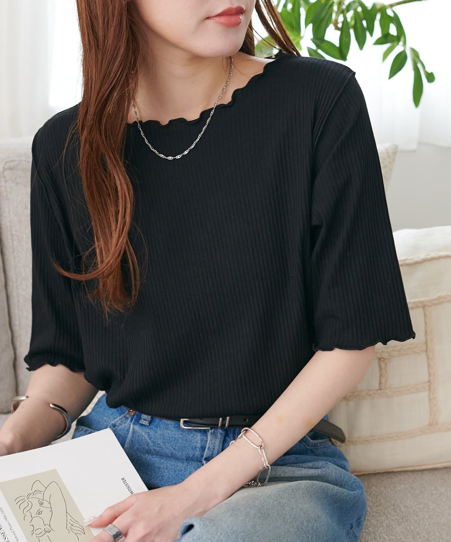 メローデザインが女性らしさを引き立てる5分袖トップス●デザイン衿ぐりや袖口、裾にメロー加工が施され、ナチュラルな甘さと抜け感をプラス。5分袖の絶妙な丈感が、気になる二の腕を自然にカバーします。さらに、