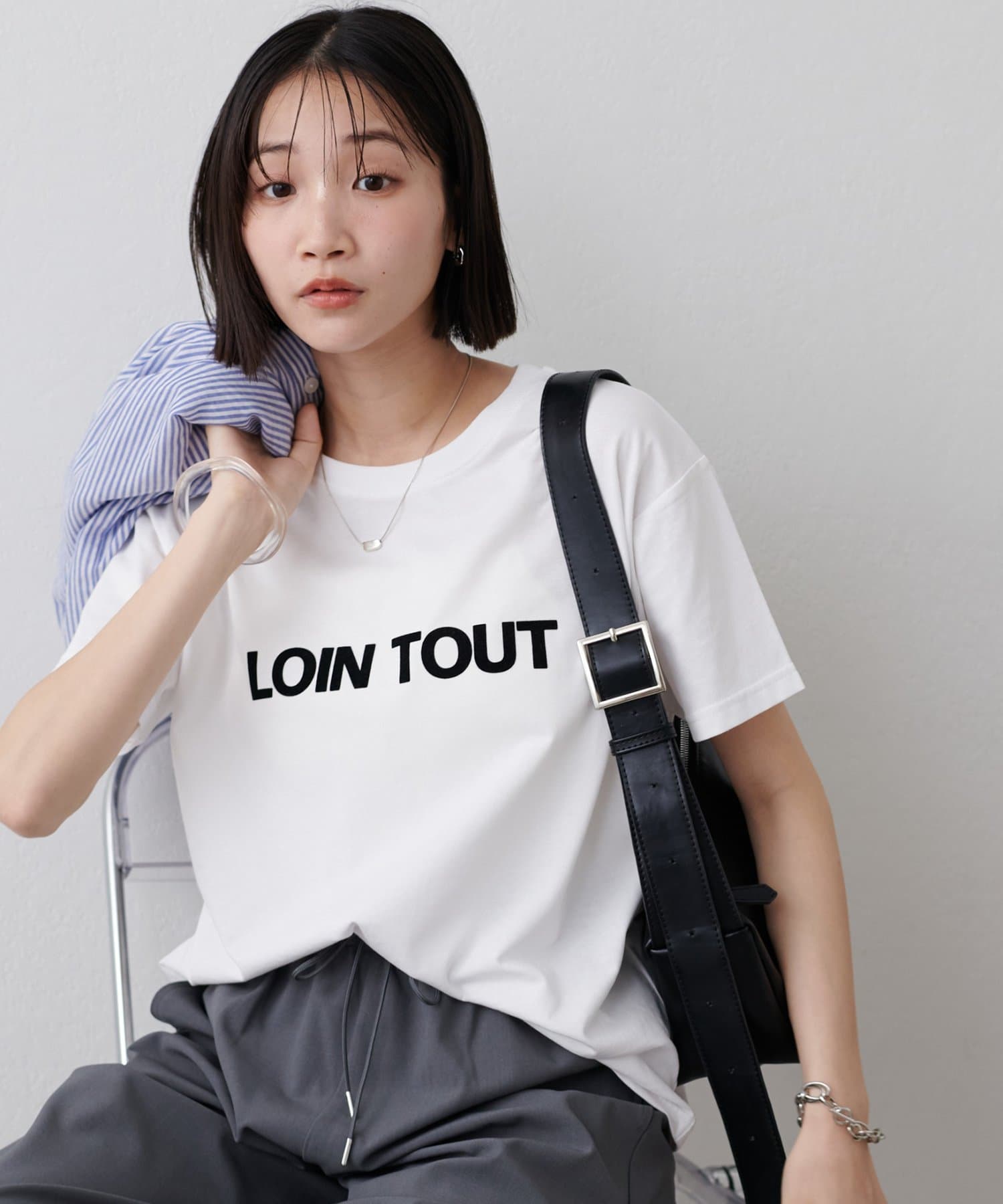 着るだけでこなれる、大人のロゴTシャツ●デザインシンプルながらも、モードな印象を与えるロゴデザインが魅力。リラックス感のあるシルエットながら、すっきりとしたラインが大人の洗練された雰囲気を演出します。