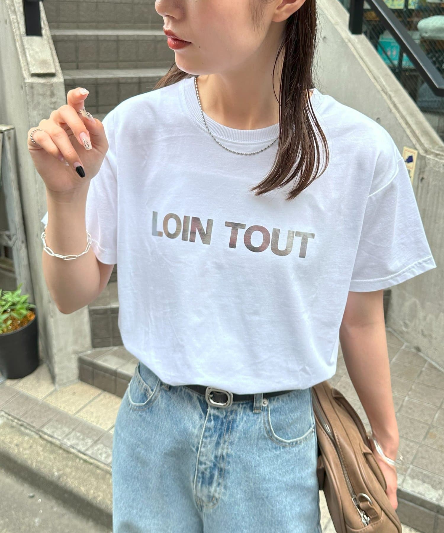着るだけでこなれる、大人のロゴTシャツ●デザインシンプルながらも、モードな印象を与えるロゴデザインが魅力。リラックス感のあるシルエットながら、すっきりとしたラインが大人の洗練された雰囲気を演出します。
