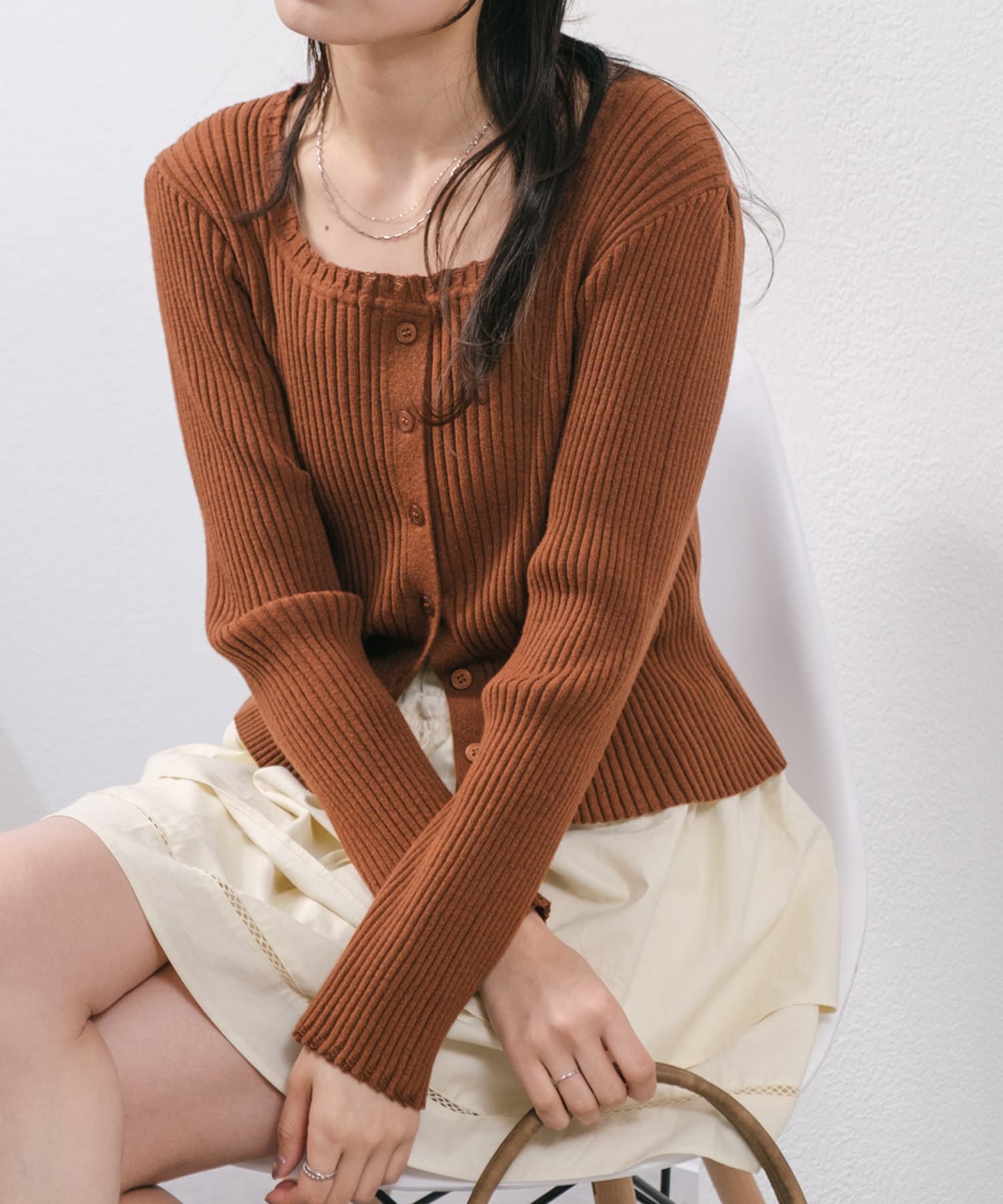 前後2WAYで着こなしが楽しめる大人の着回しニット■デザインシンプルながらもスクエアネックが魅力のリブニット。程よくフィットするリブ素材が女性らしいラインを引き立ててくれます。前後2WAYで着用可能な