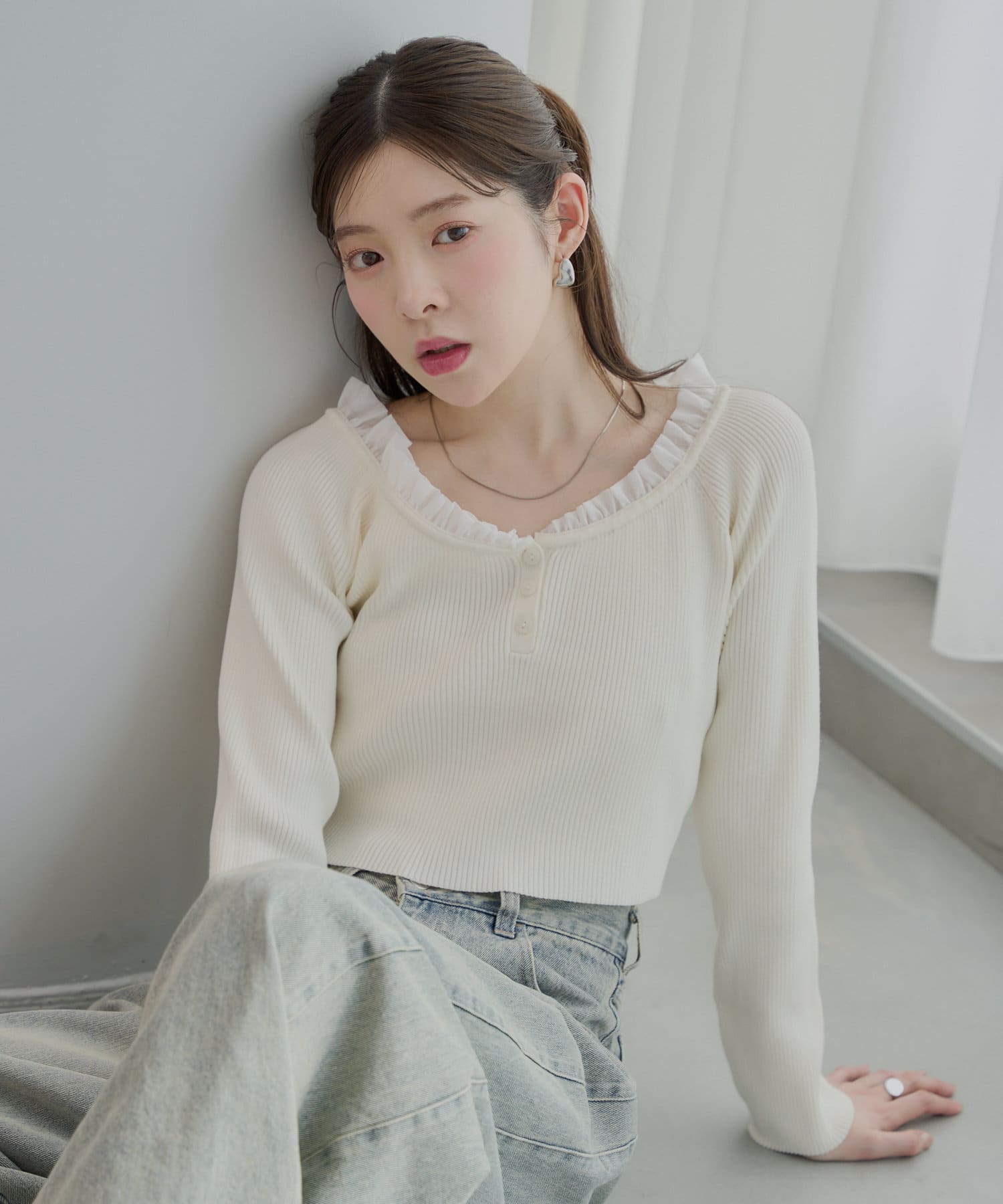 上品な甘さと大人っぽさを両立したヘンリーニット▶商品ポイント・繊細なフリルネックが顔周りを華やかに彩り、女性らしさと上品さを演出してくれます。・程よく体にフィットするシルエットはスタイルアップ効果も◎