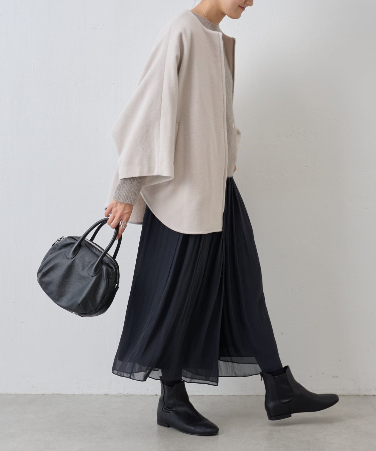 【美品】ビアズリー　ラウンドミニボストンバック　シルバー　ショルダーバック BEARDSLEY ボストンバッグ 「完売カラー追加検討中」ラウンド