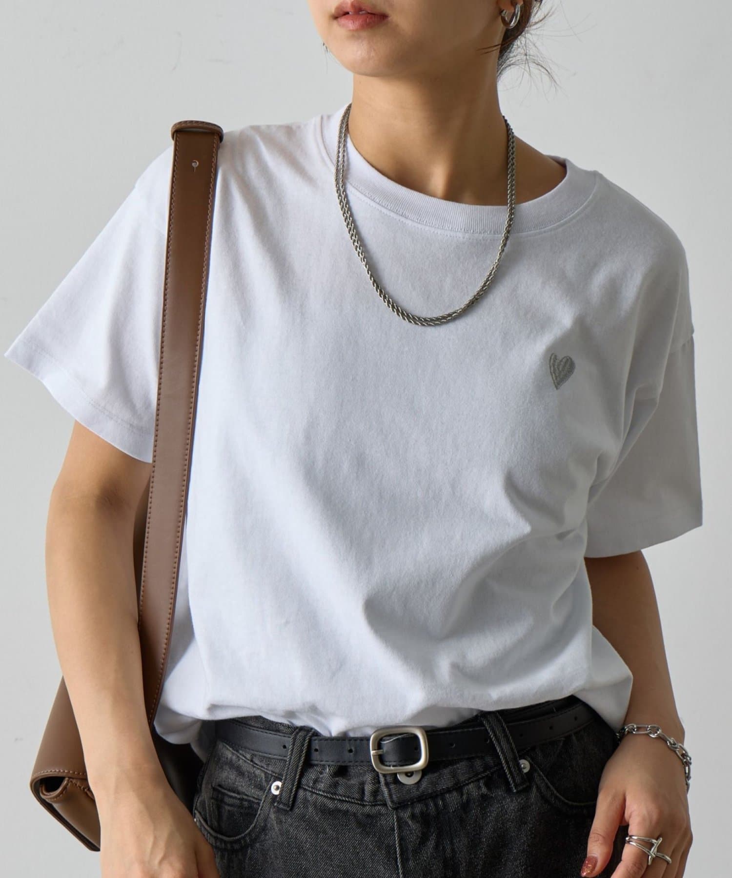 【カジュアルなのに上品見え　遊び心あふれるハート刺繍Tシャツ】あなたの魅力を引き立ててくれるハートデザインの刺繍ロゴTシャツが登場。刺繍部分は輝く糸を使用しているので、光を浴びて繊細に輝き、あなたの表