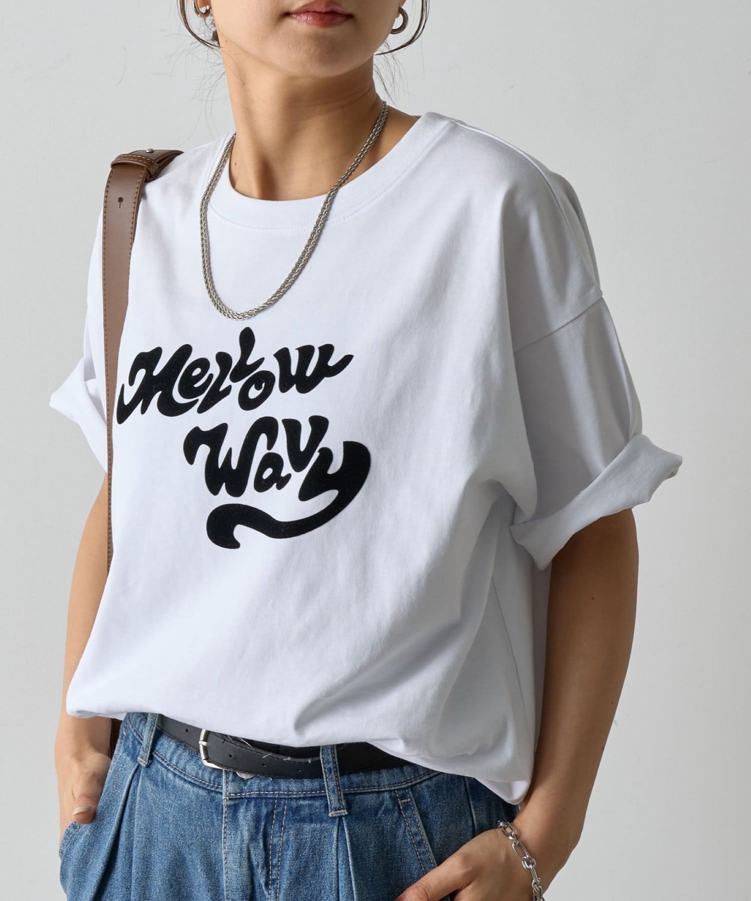 【大人可愛いフロッキープリントTシャツ】「MELLOW WAVY」（穏やかな波）意忙しい毎日の中でも、肩の力を抜いて、自分らしく穏やかな気持ちで過ごそう。という意味が込められてます。目を惹くロゴは、フ