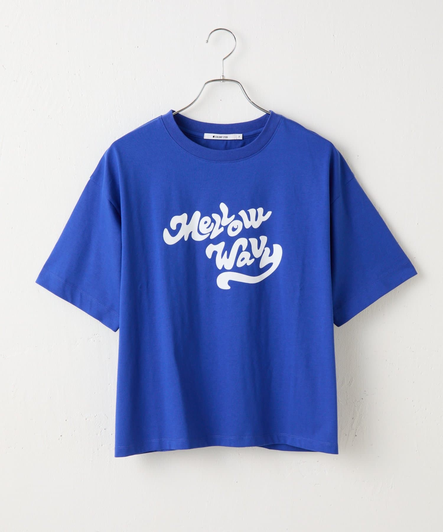 【大人可愛いフロッキープリントTシャツ】「MELLOW WAVY」（穏やかな波）意忙しい毎日の中でも、肩の力を抜いて、自分らしく穏やかな気持ちで過ごそう。という意味が込められてます。目を惹くロゴは、フ
