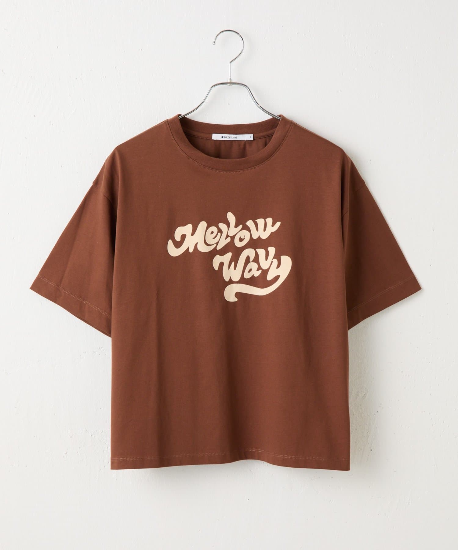 【大人可愛いフロッキープリントTシャツ】「MELLOW WAVY」（穏やかな波）意忙しい毎日の中でも、肩の力を抜いて、自分らしく穏やかな気持ちで過ごそう。という意味が込められてます。目を惹くロゴは、フ