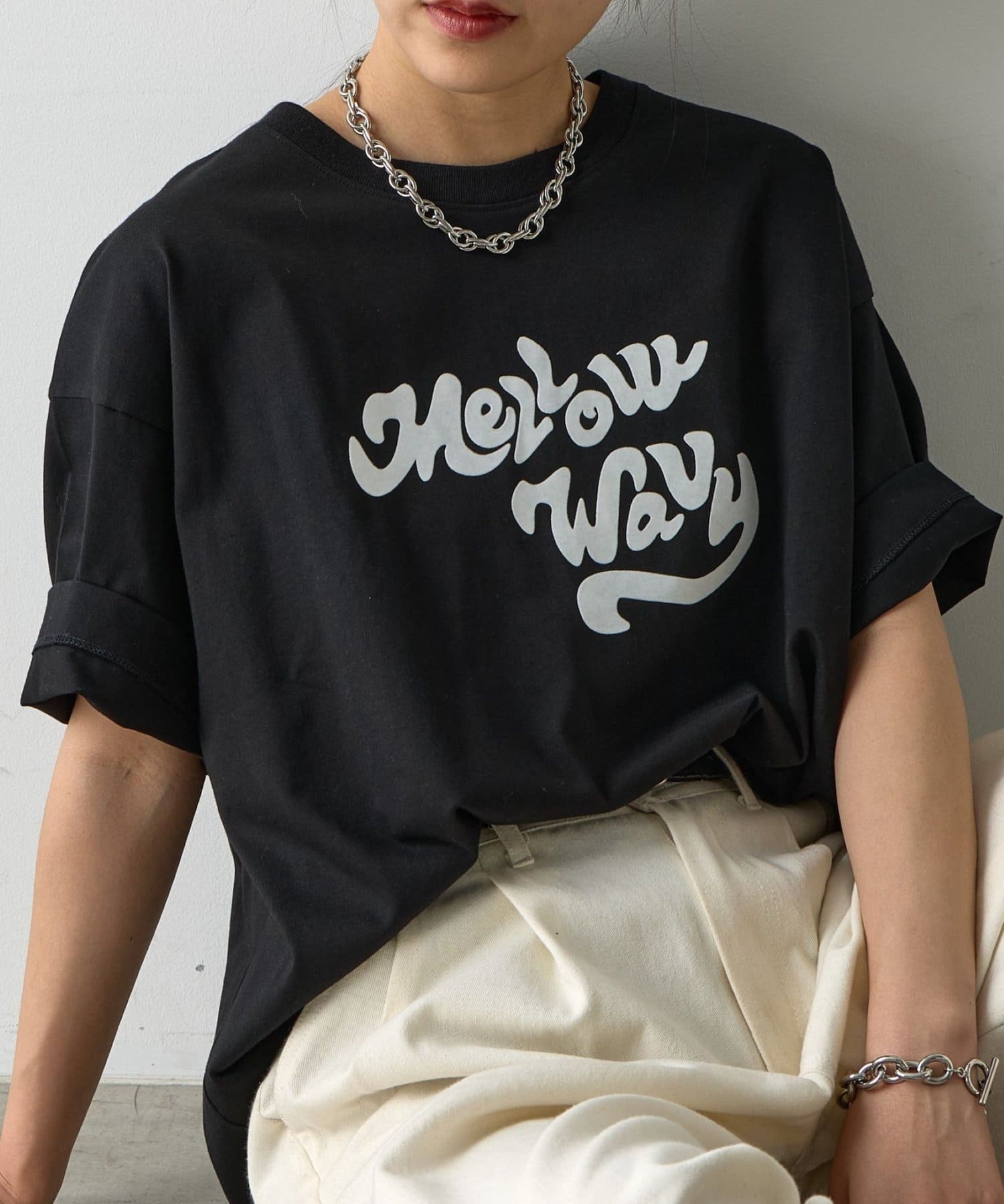 【大人可愛いフロッキープリントTシャツ】「MELLOW WAVY」（穏やかな波）意忙しい毎日の中でも、肩の力を抜いて、自分らしく穏やかな気持ちで過ごそう。という意味が込められてます。目を惹くロゴは、フ