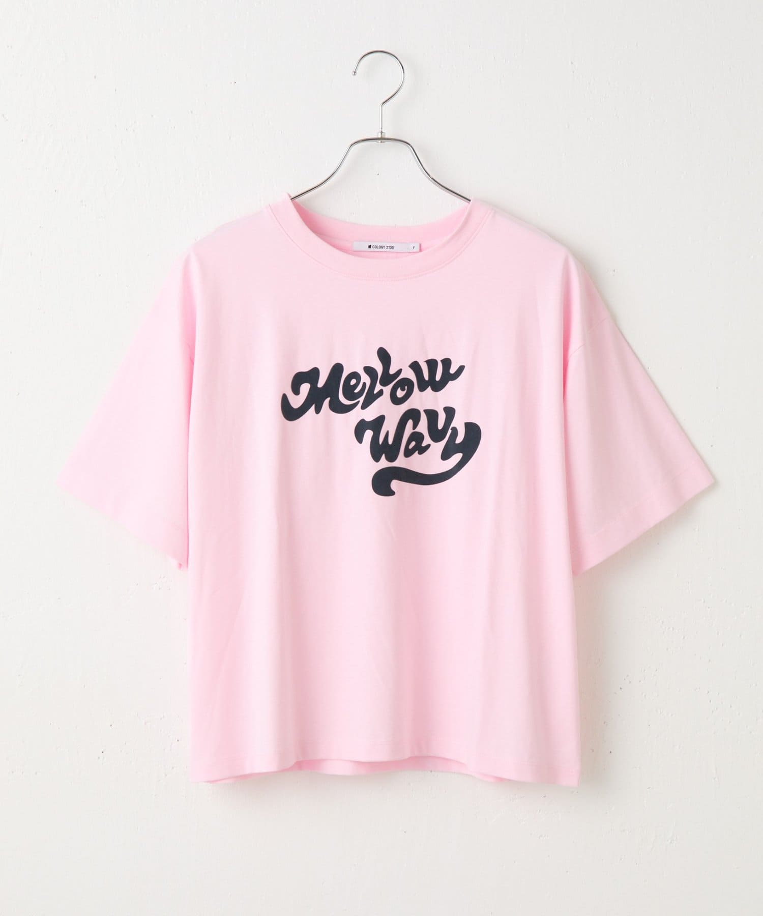 【大人可愛いフロッキープリントTシャツ】「MELLOW WAVY」（穏やかな波）意忙しい毎日の中でも、肩の力を抜いて、自分らしく穏やかな気持ちで過ごそう。という意味が込められてます。目を惹くロゴは、フ