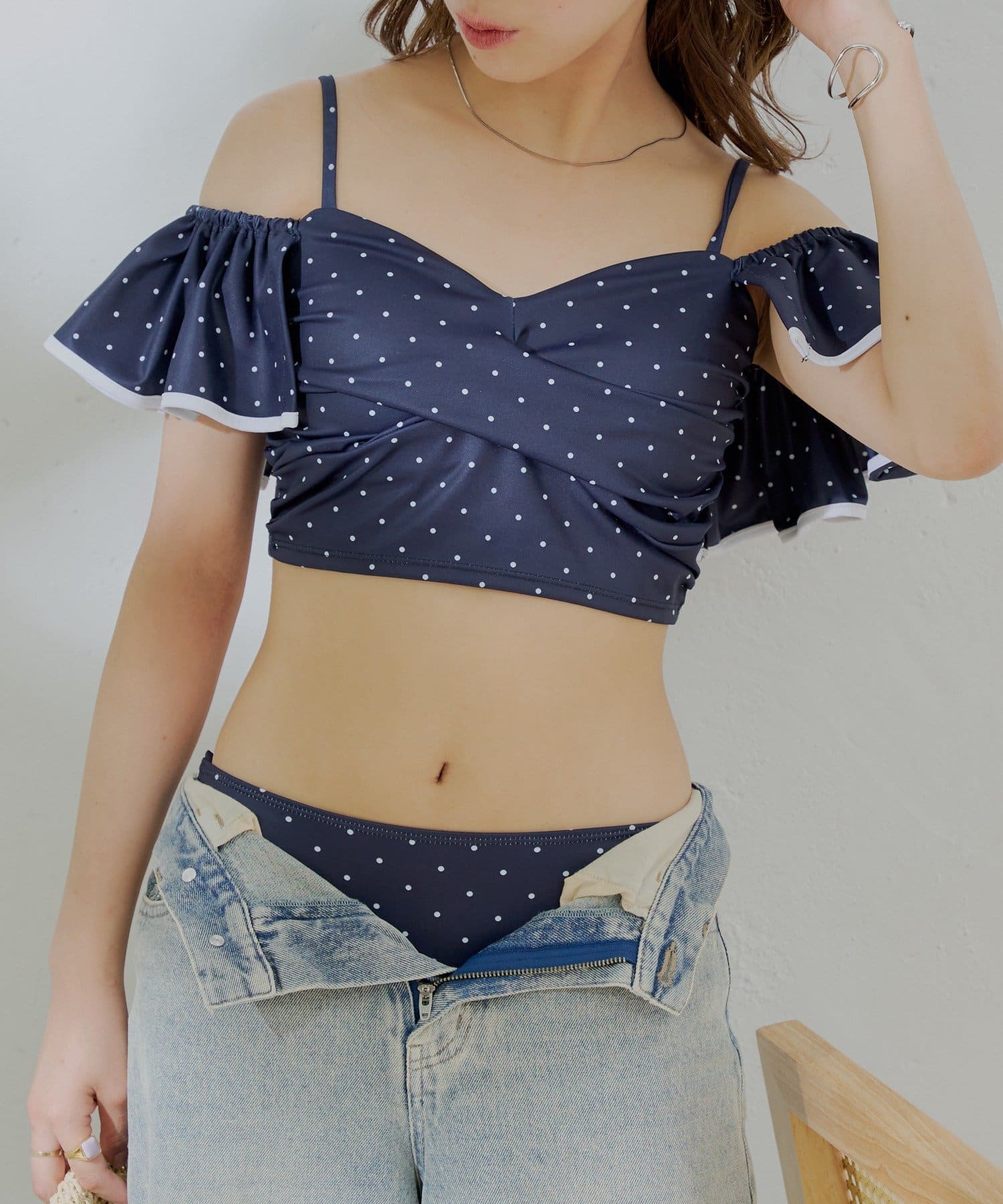 Chico SWIM WEAR COLLECTION 2025ときめきを詰め込んだ、大人のドット柄スイムウェア登場！▶商品ポイント・ドット柄とフリルがあしらわれたオフショルダーデザインがポイントのスイ