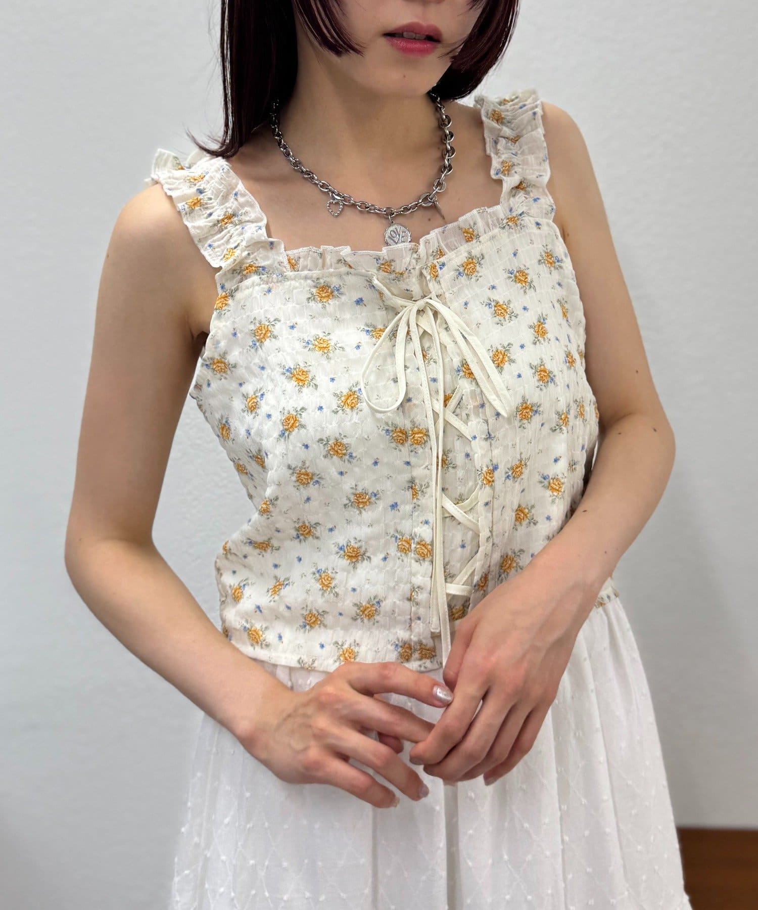 編み上げリボンが可愛いビスチェ風トップス♡▼デザイン・柔らかな生地感に品のある花柄が可愛い一枚・フロントの編み上げリボンと首・肩部分のフリフリがかわいい♡・後ろはシャーリングゴムになっていて体をスッキ