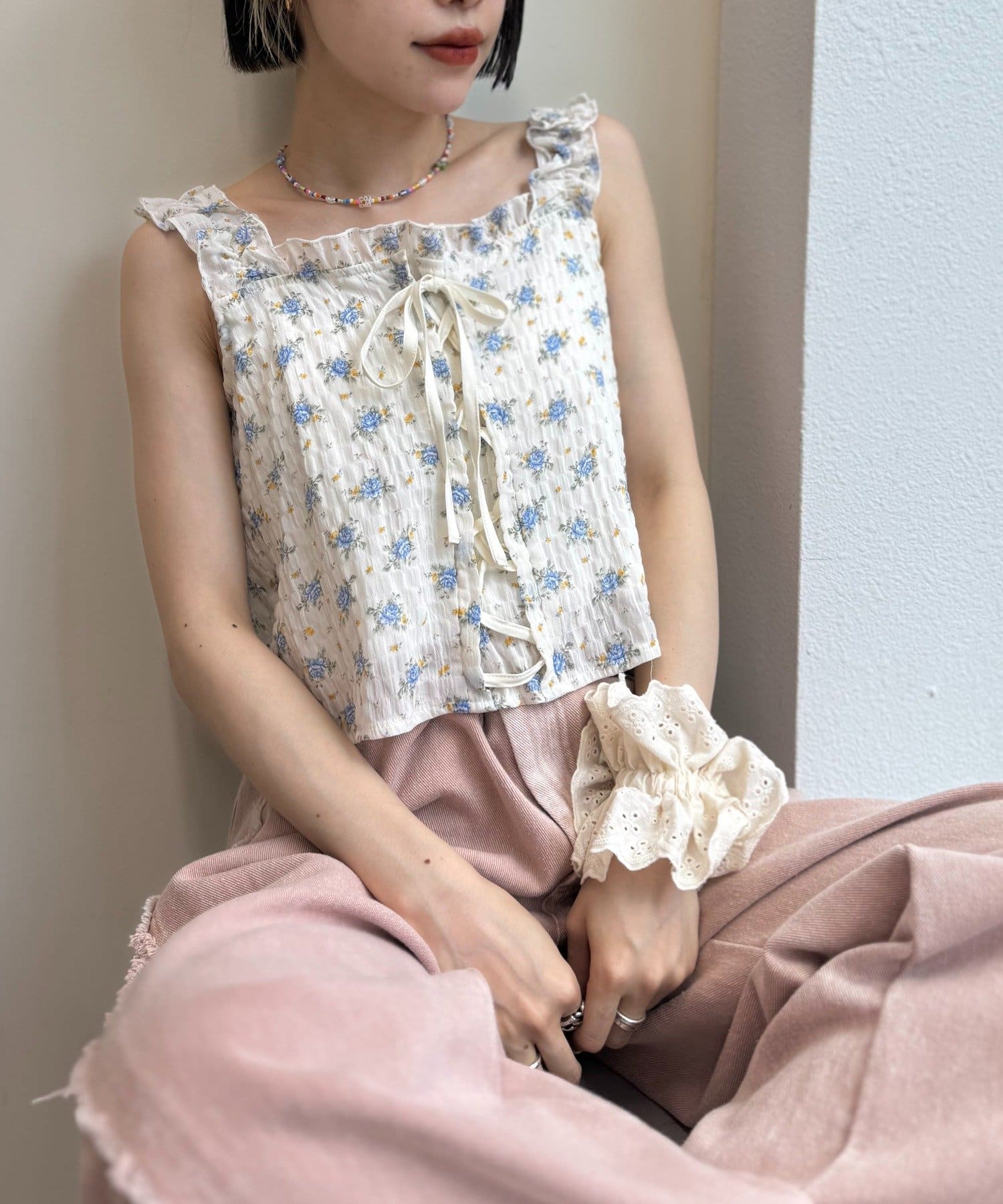 編み上げリボンが可愛いビスチェ風トップス♡▼デザイン・柔らかな生地感に品のある花柄が可愛い一枚・フロントの編み上げリボンと首・肩部分のフリフリがかわいい♡・後ろはシャーリングゴムになっていて体をスッキ