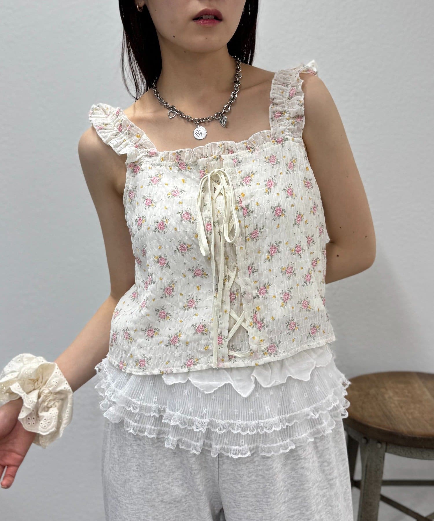 編み上げリボンが可愛いビスチェ風トップス♡▼デザイン・柔らかな生地感に品のある花柄が可愛い一枚・フロントの編み上げリボンと首・肩部分のフリフリがかわいい♡・後ろはシャーリングゴムになっていて体をスッキ