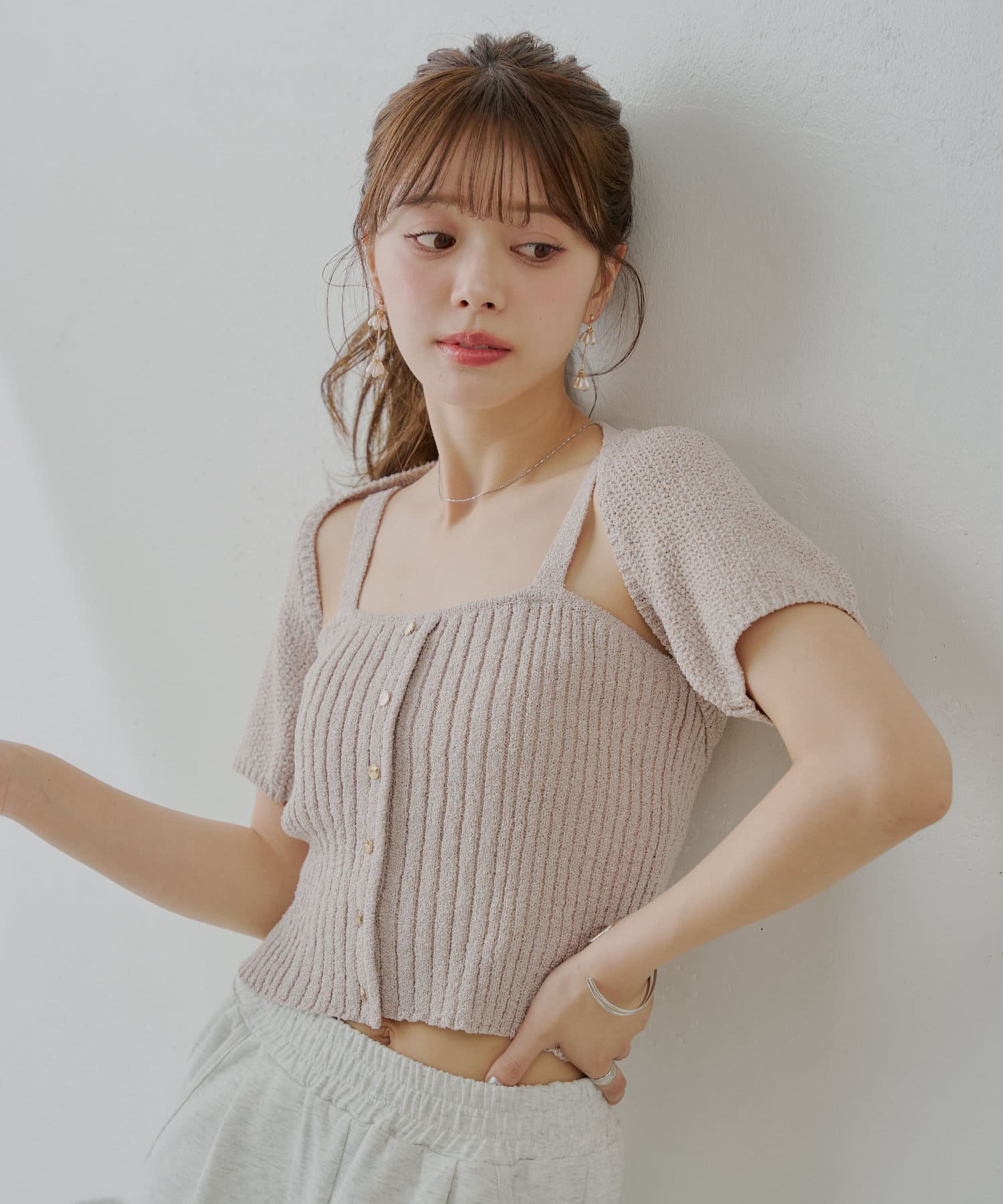 一着で旬のレイヤードスタイルが完成するフロントボタンキャミ+ボレロセット登場！▶商品ポイント・旬のレイヤードスタイルが叶うフロントボタンキャミ+ボレロセット。・タンクトップは縦のリブ編みですっきりと見