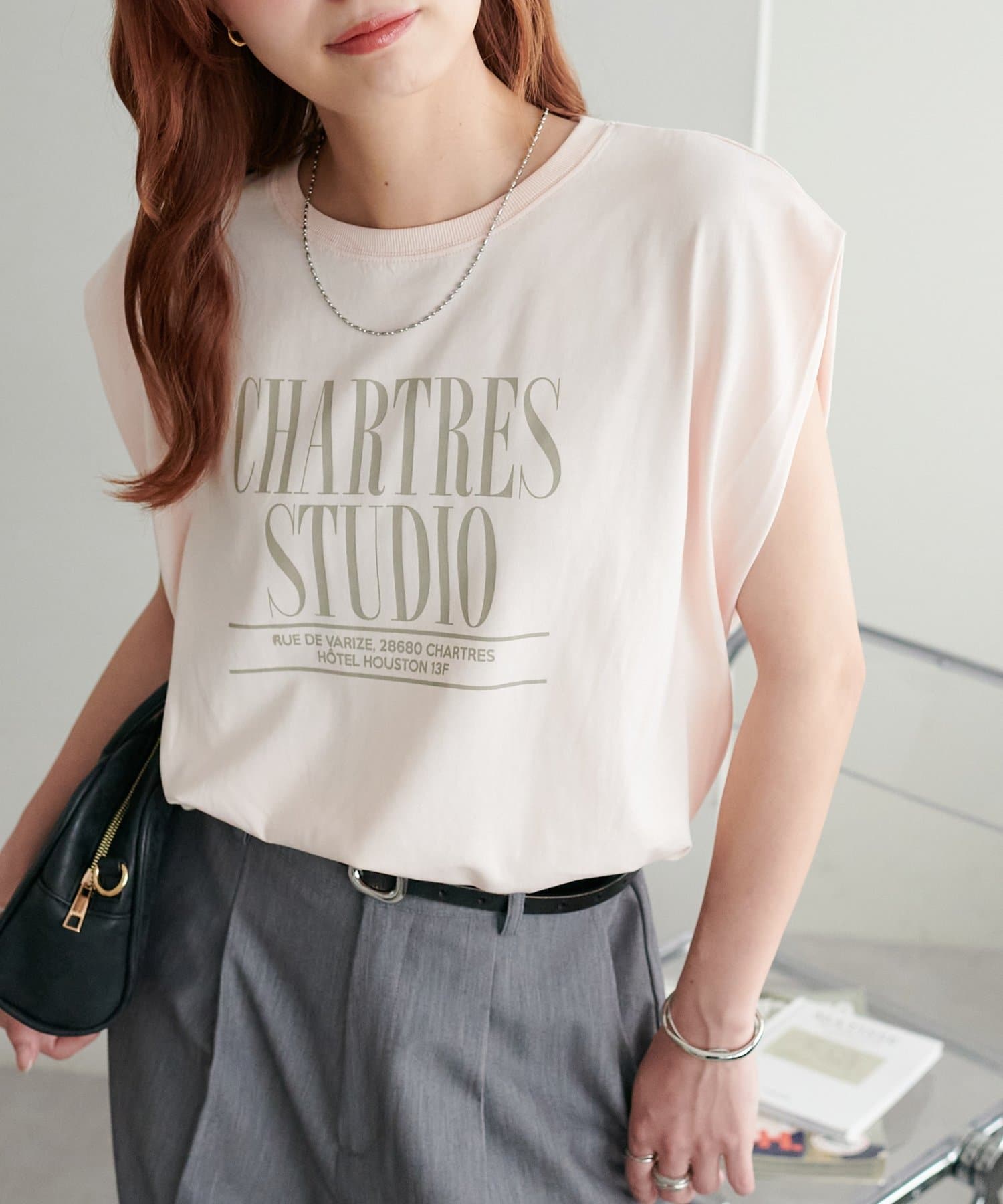 1枚でサマになる夏にぴったりなロゴTシャツ！●デザイン暑い季節も快適に過ごせるノースリーブデザインと程よくゆったりとしたシルエットが体型カバーも叶えてくれる幅広い着回しに大活躍間違いなしのロゴTシャツ