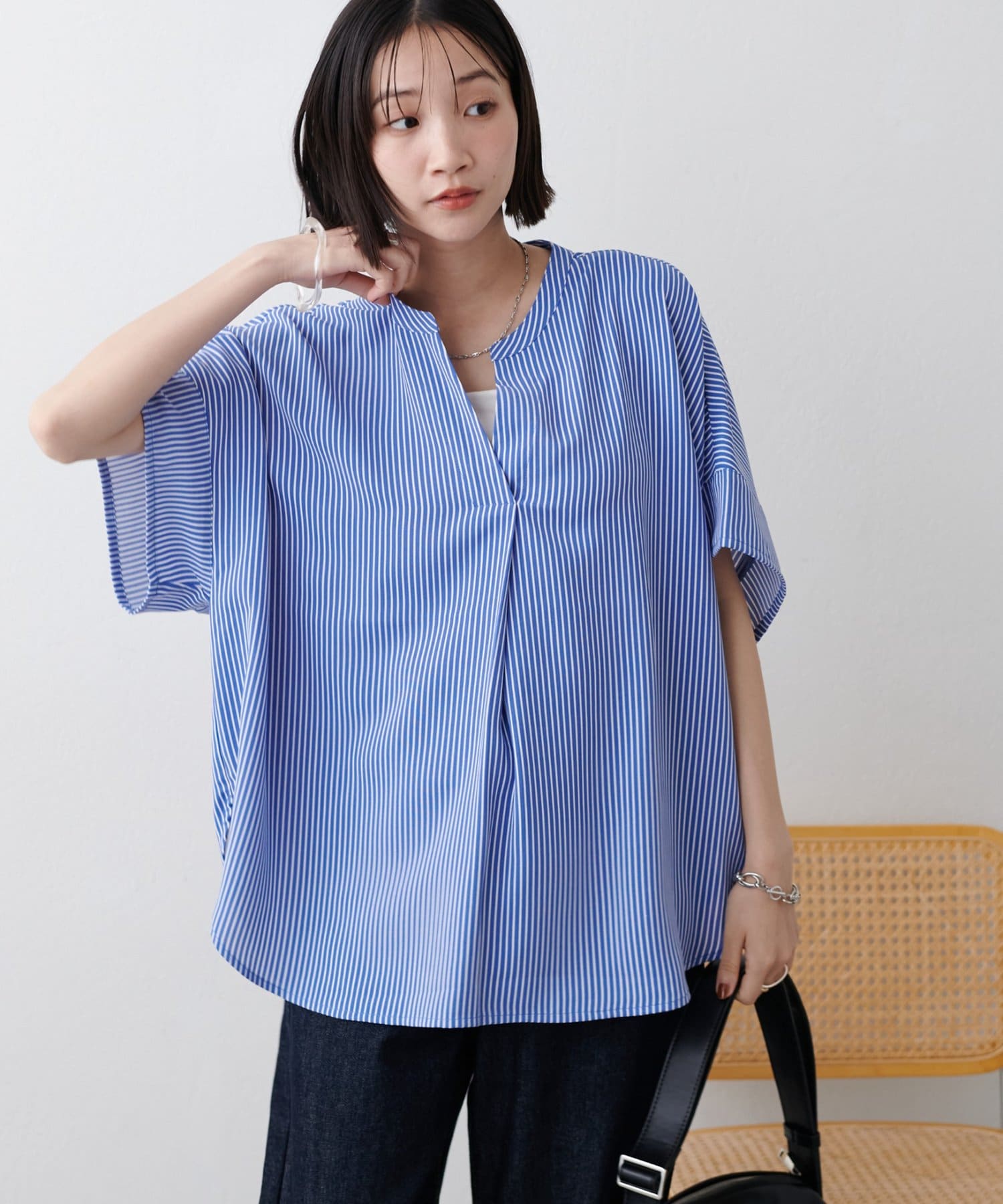 抜け感あるスキッパーデザインで上品な印象に。●デザインすっきりとしたノーカラーとスキッパーデザインが、抜け感を演出し、顔まわりをすっきりと見せてくれます。リラックス感のあるシルエットと、お尻まで隠れる