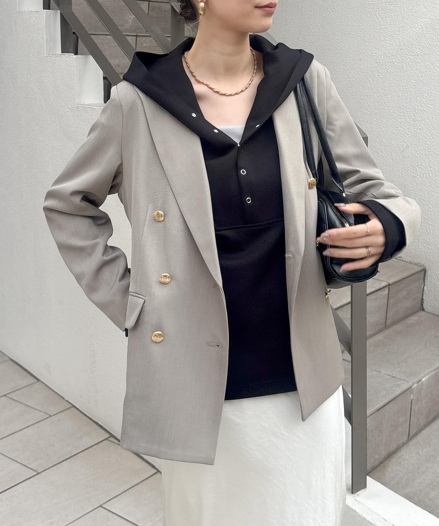 【2025SSLARUTA】フード付きダンボールプルオーバー■Design　もっちりとした感触と張りを持つダンボール素材のフード付きプルオーバーが登場。やや厚みのあるしっかりとした風合いで、軽めのアウ