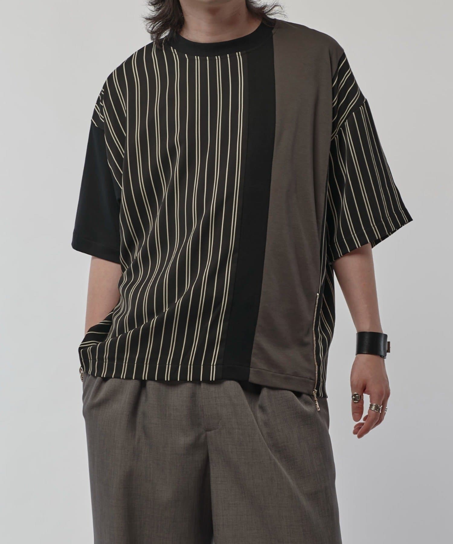 Lui's(ルイス)25SS ストライプ切替ZIP POさりげないストライプデザインが特徴的な、やや緩めのシルエットのカットソーです。サイドのすそ部分にジップのデザインも、ちょっとしたアクセ