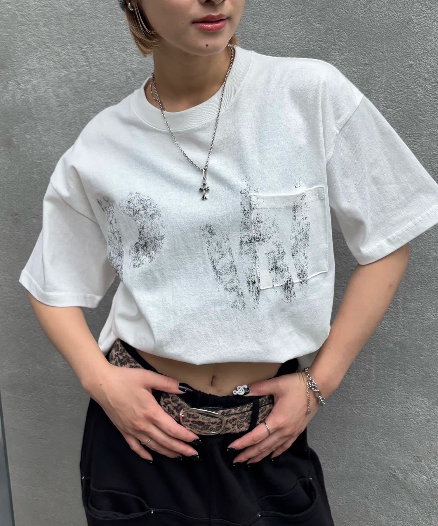 ヴィンテージ感のあるロゴがポイントのステンシルTEE。■デザイン・ヴィンテージ感のある"P W"ロゴがポイントの半袖TEE。・フロントにはミニポケットが付いたデザイン。・ブラックの