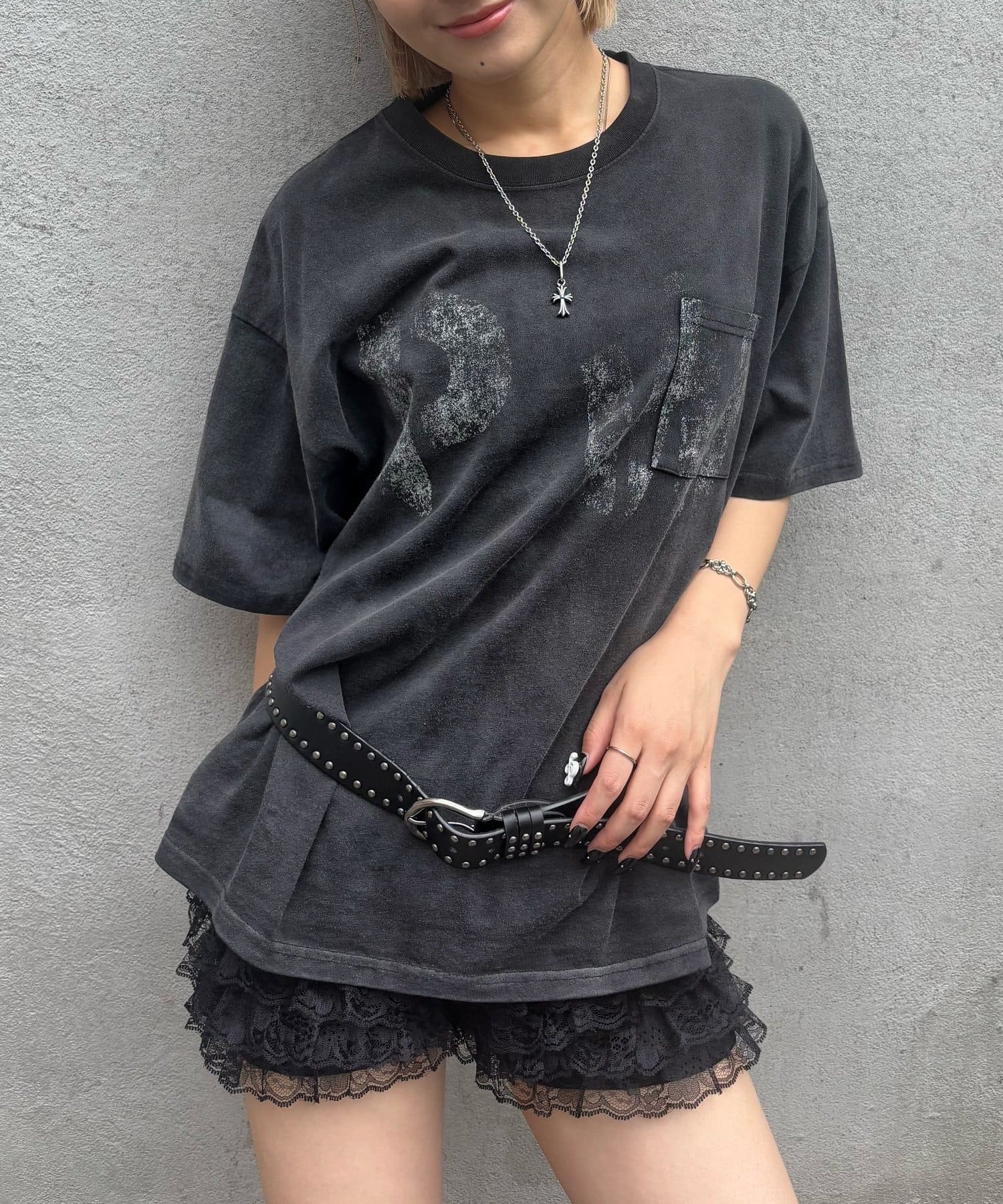 ヴィンテージ感のあるロゴがポイントのステンシルTEE。■デザイン・ヴィンテージ感のある"P W"ロゴがポイントの半袖TEE。・フロントにはミニポケットが付いたデザイン。・ブラックの