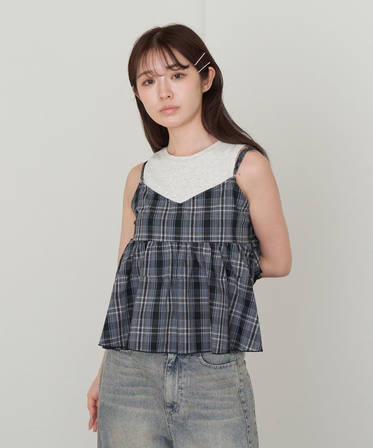 ー 商品コメント ー・トレンドなチェック柄が目を惹くアイテム。・切り替えデザインが、膨張するのを押え華奢見えします〇・タンクセットとなっているため、インナーに迷わず着用していただけます。・同柄のチェッ