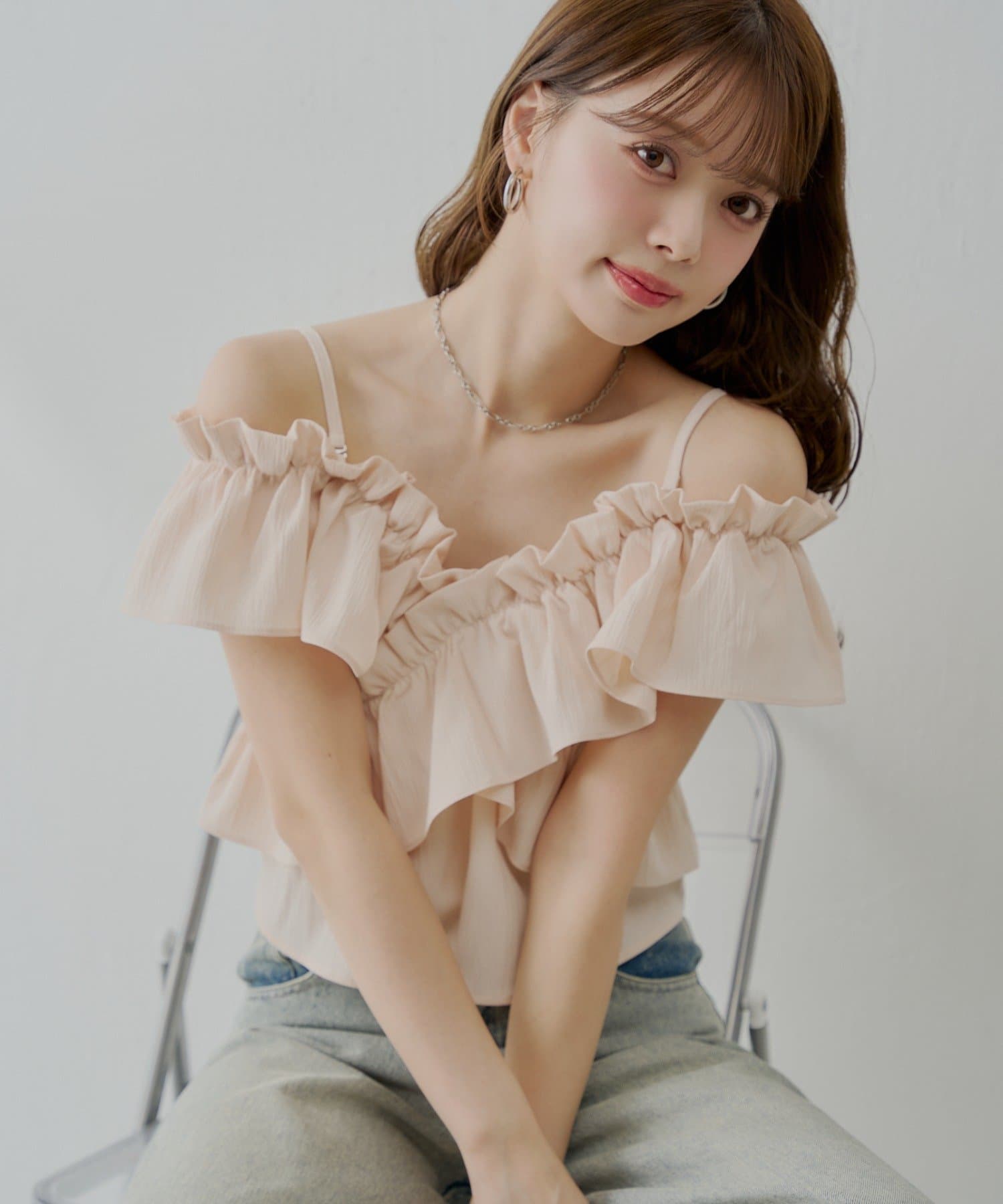 大人気のモテブラウスがノースリになって登場！▶商品ポイント・ふんわりと軽やかなフリルが、女性らしさを引き立てるブラウス。・肩のフリルを落とすとオフショルダーとして着用でき、デコルテラインを綺麗に見せて