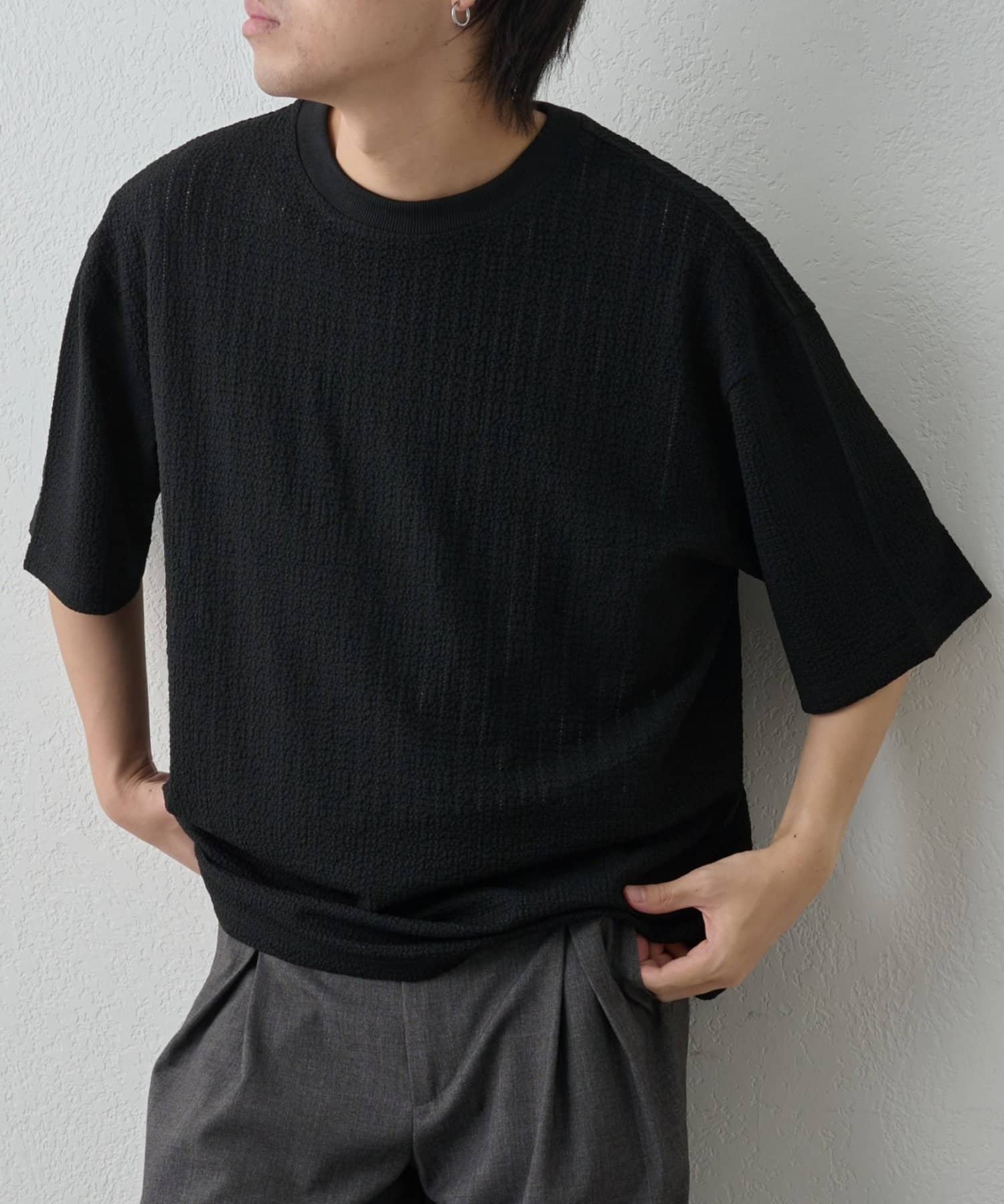 【質感で魅せる、ワンランク上のカジュアル。シアージャガードTシャツ】独特の凹凸感が特徴のシアージャガード生地を使用することで、さりげない個性を演出。光の加減で繊細な陰影が生まれ、着る人の魅力を引き立て