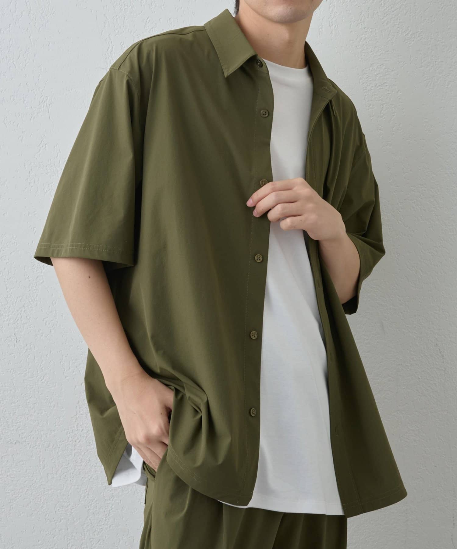 【軽くて動きやすい！！更にひんやり涼しい万能シャツ】汗ばむ季節でも快適に着こなせる、機能性とデザイン性を兼ね備えたシャツです。ひんやりとした肌触りが特徴の"アイスリップ素材"を使用