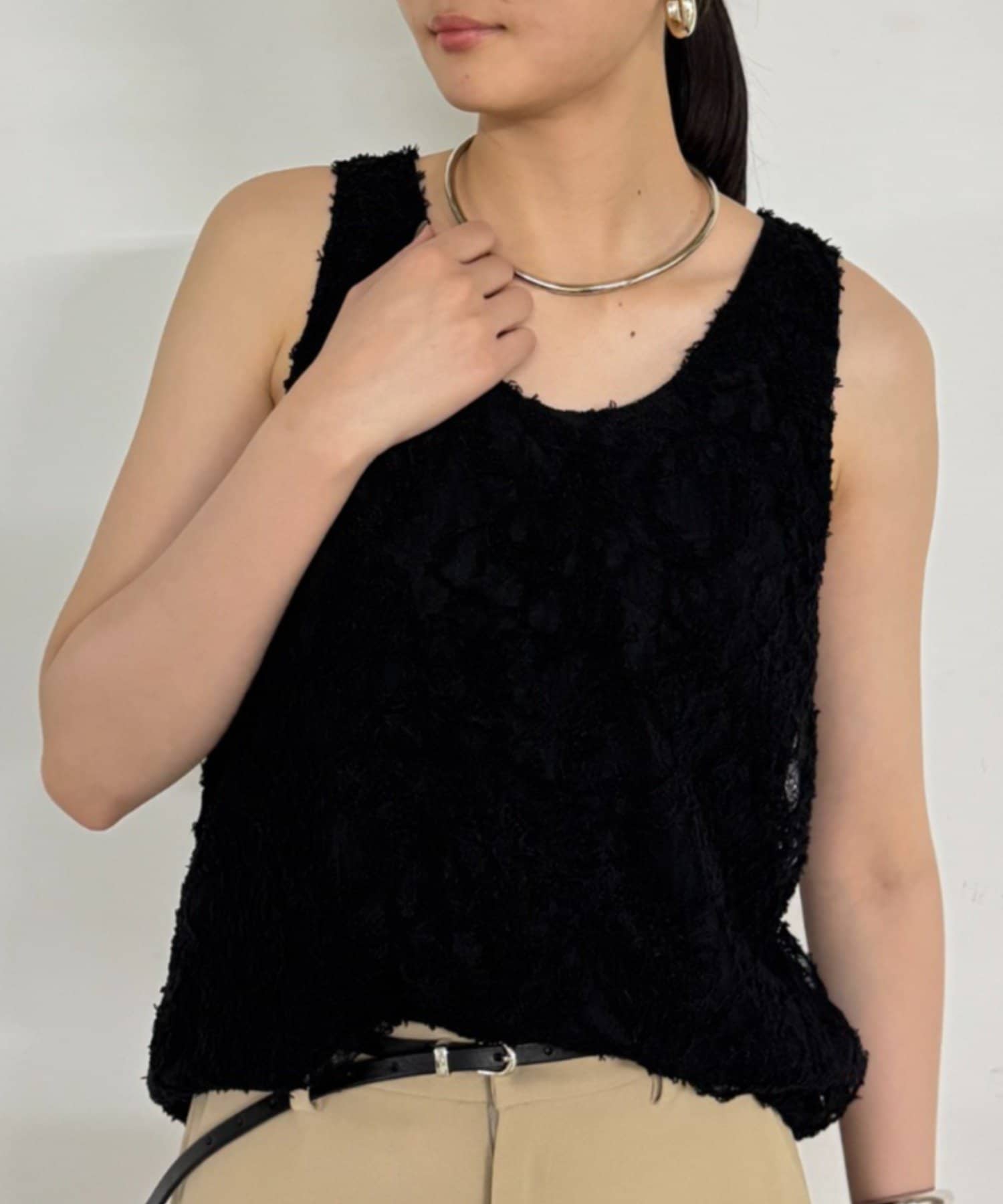 繊細レースが魅せる、大人の抜け感トップス■デザイン繊細なレースが、女性らしさを引き立てます。シンプルなシルエットながらも、レースの透け感が上品な印象を与え、いつものコーディネートをワンランクアップさせ