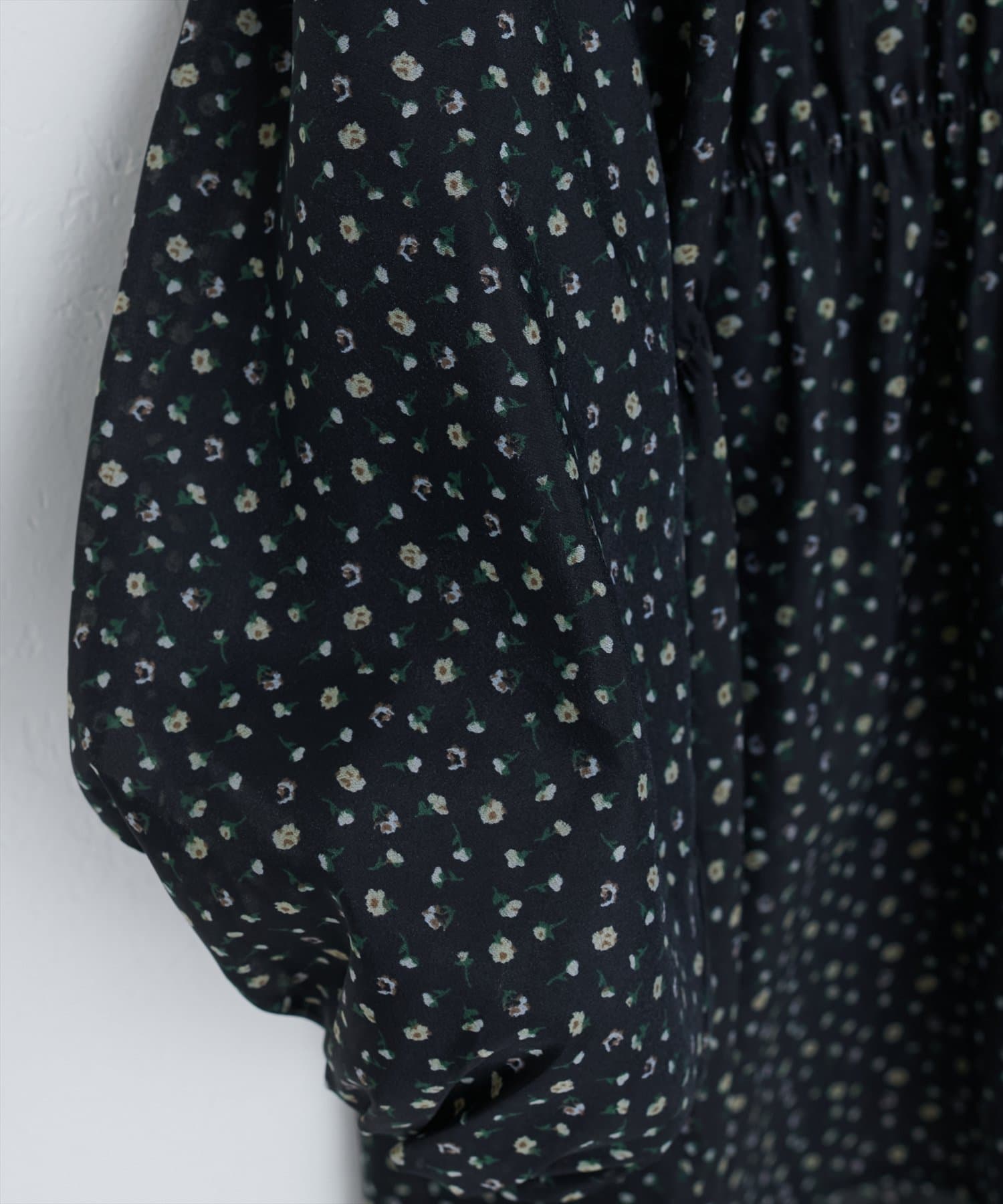natural couture(ナチュラルクチュール) 【WEB限定】小花柄シャーリングブラウス