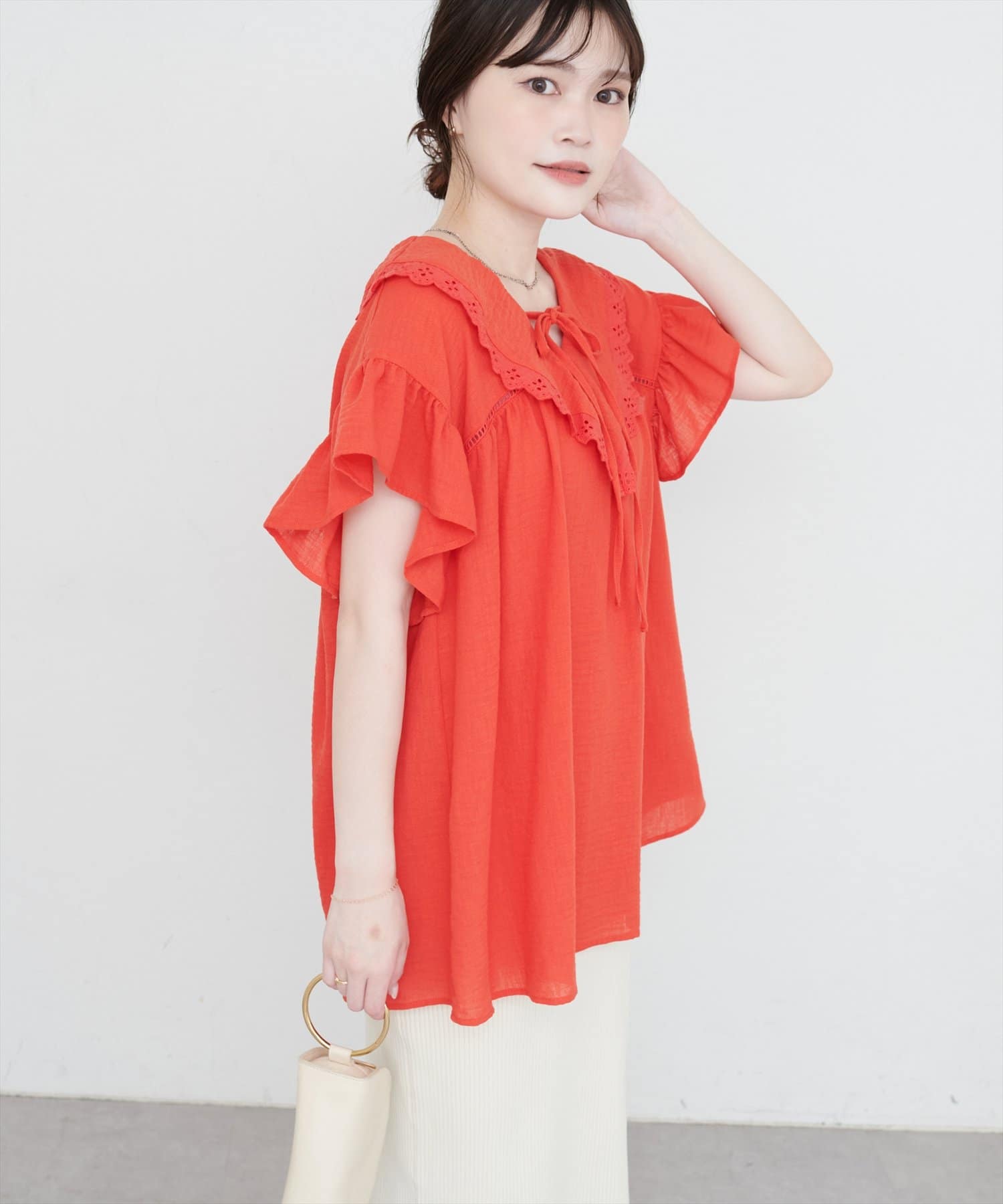【2025SS natural couture】レース切り替え衿ブラウス■Designふんわりと軽やかな着心地が魅力のブラウス。特徴的なレース襟が、顔周りをパッと明るく、華やかに彩ります。袖のフリルが