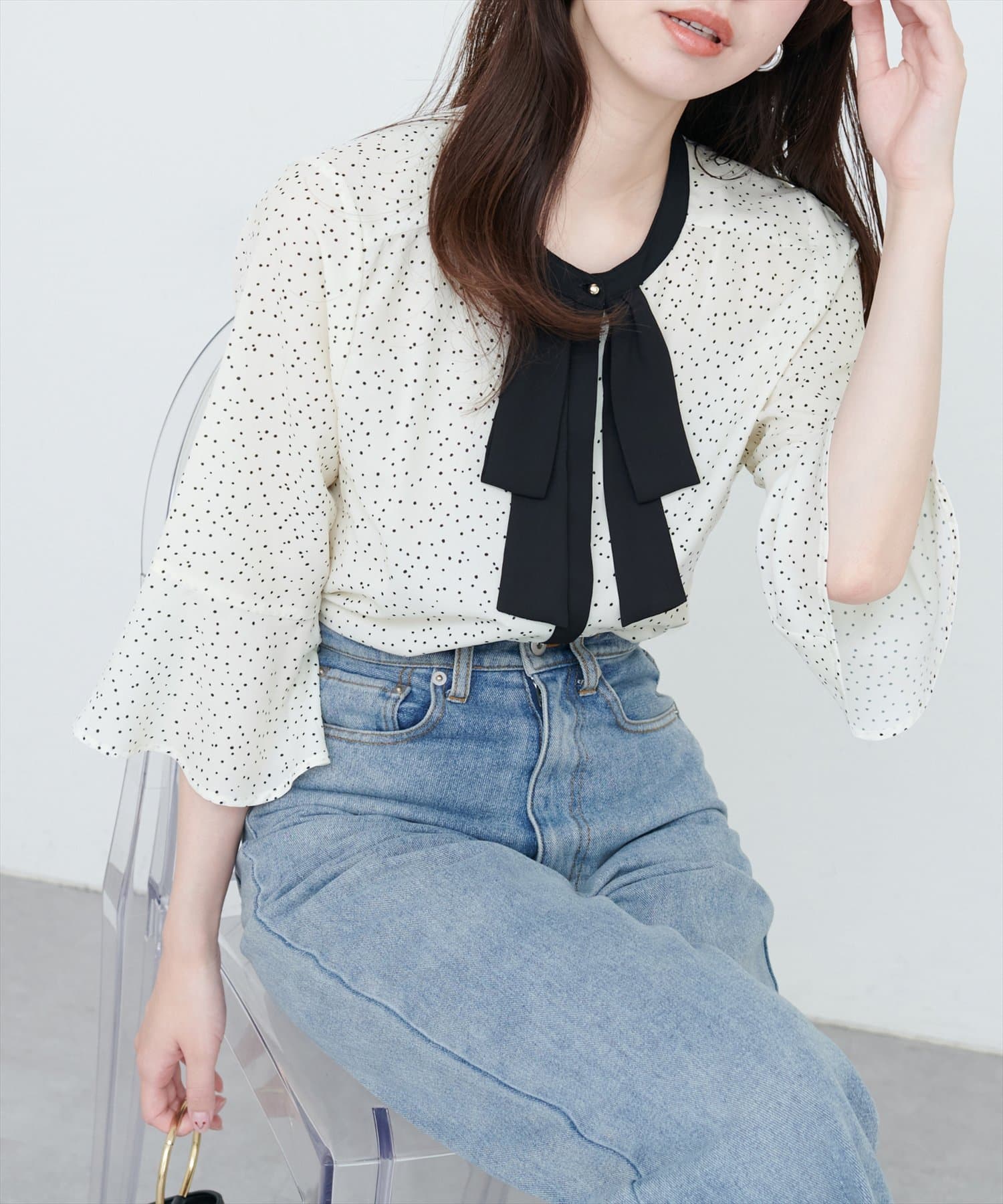 【2025SS natural couture】フレアカフス袖リボンボウタイブラウス■Designレトロな甘さと洗練された印象を兼ね備えたブラウス。首元のボウタイリボンが、フェミニンさをプラス。袖口の