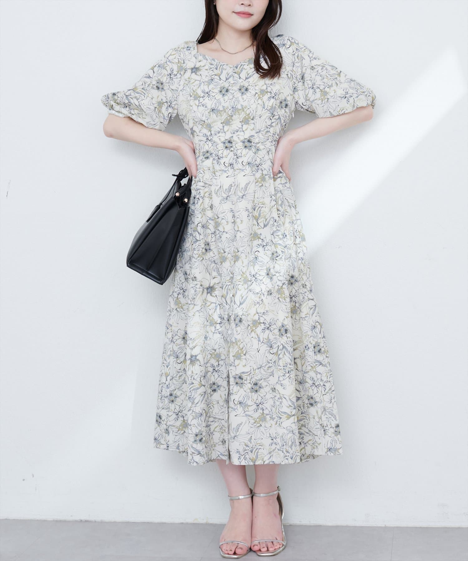 【2025SS natural couture】バルーンスリーブガーリーワンピース■Design鮮やかな色合いのフラワープリントが目を引く、上品なワンピース。繊細なタッチで描かれた花柄は、派手すぎず、