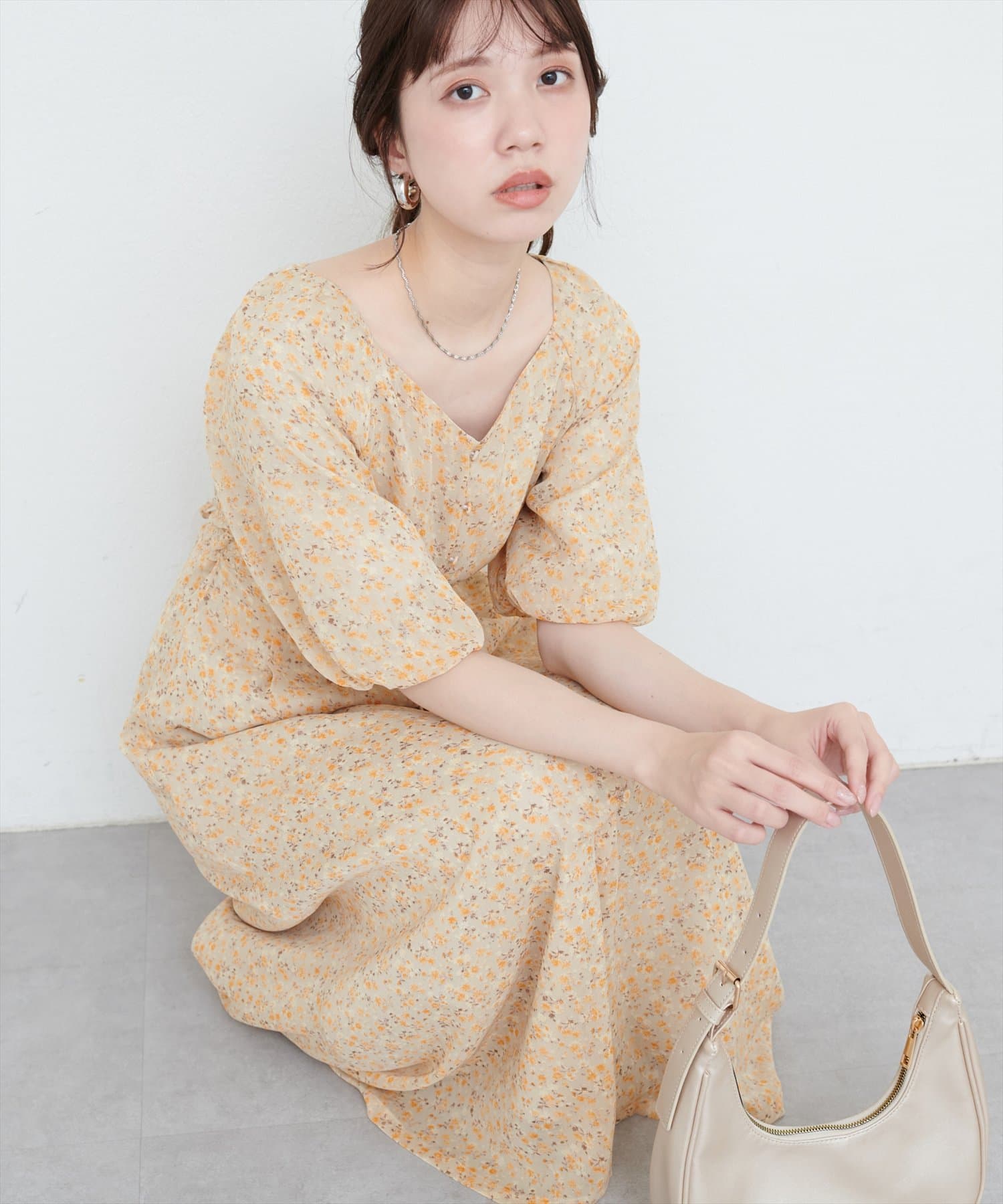 【2025SS natural couture】バルーンスリーブガーリーワンピース■Design鮮やかな色合いのフラワープリントが目を引く、上品なワンピース。繊細なタッチで描かれた花柄は、派手すぎず、