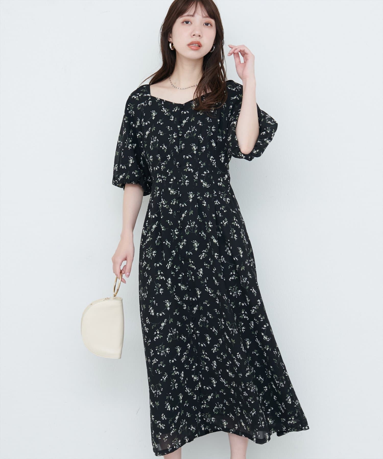【2025SS natural couture】バルーンスリーブガーリーワンピース■Design鮮やかな色合いのフラワープリントが目を引く、上品なワンピース。繊細なタッチで描かれた花柄は、派手すぎず、