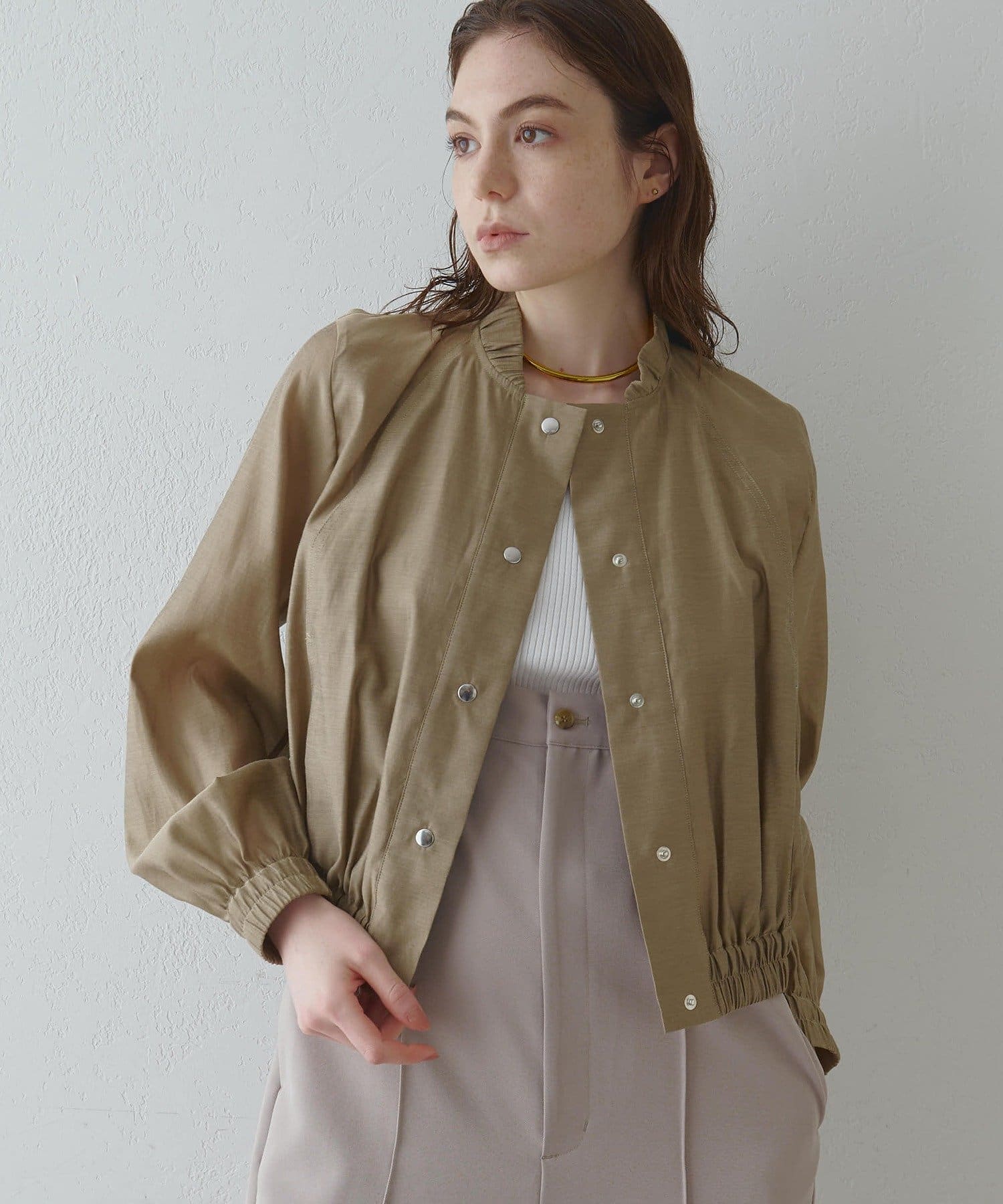 【2025AW】大人の女性に向けた、上品なミリタリーブルゾン■たっぷりとギャザーを寄せたデザインのシアーブルゾン。■上品な透け感があり、シャツ感覚でさらりと羽織れる軽い着心地が魅力。■短めの着丈がボト