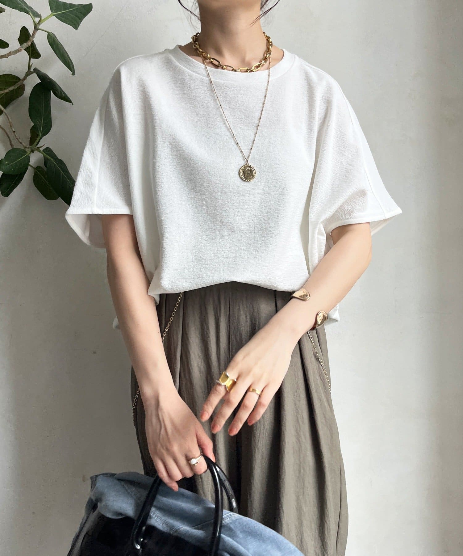 ■2025 SPRING & SUMMER ITEM■ドライタッチな素材感で真夏にうれしい！シャリ感とドライタッチな風合いをもつ素材。表情感のある凸凹素材で、さらっと肌当たりのいいのが着やすい