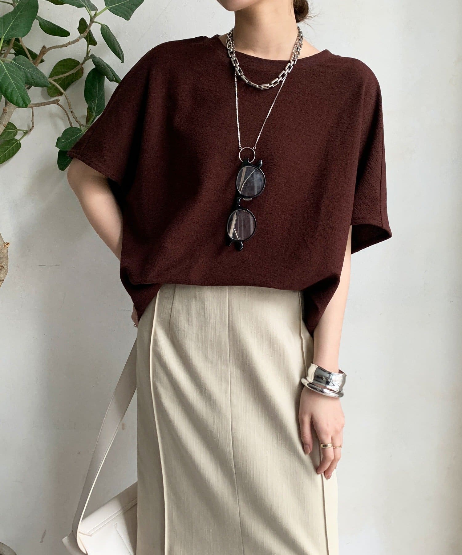 ■2025 SPRING & SUMMER ITEM■ドライタッチな素材感で真夏にうれしい！シャリ感とドライタッチな風合いをもつ素材。表情感のある凸凹素材で、さらっと肌当たりのいいのが着やすい